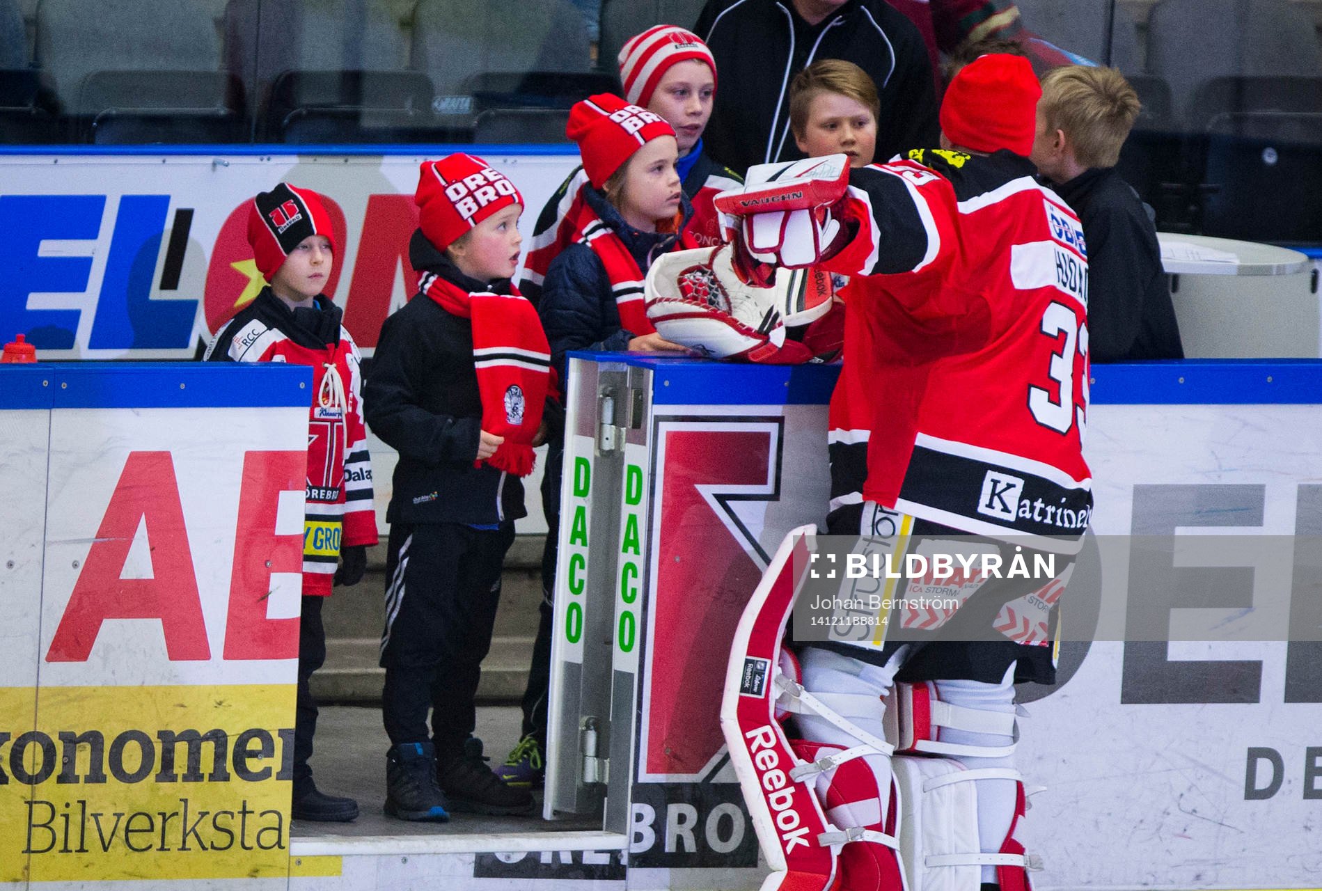 Örebros målvakt Julius Hudacek tar ut flera ungdomar på