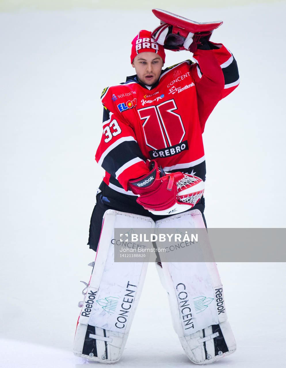 Örebros målvakt Julius Hudacek tar ut flera ungdomar på