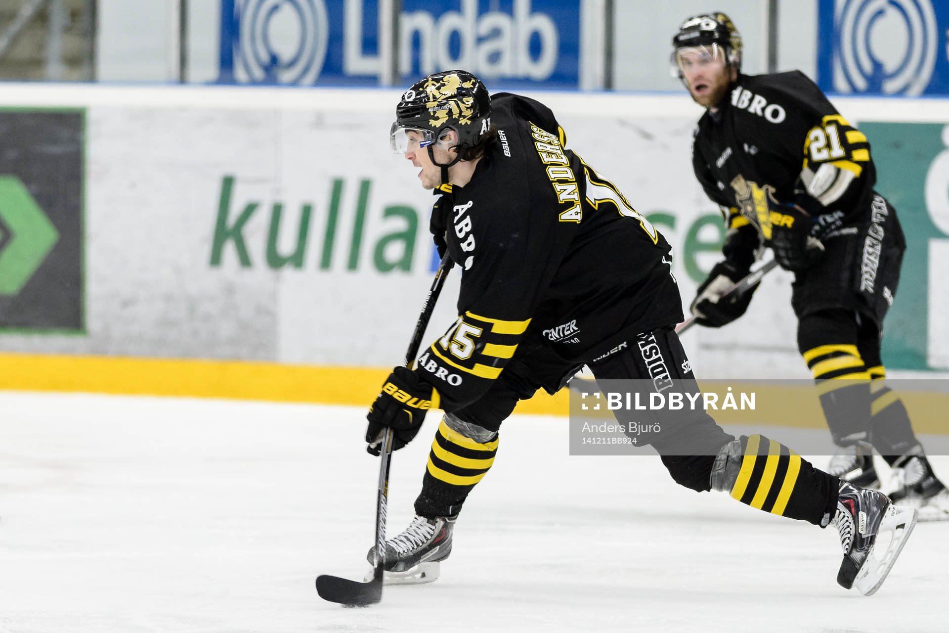 s Jonathan Andersson skjuter ett skott