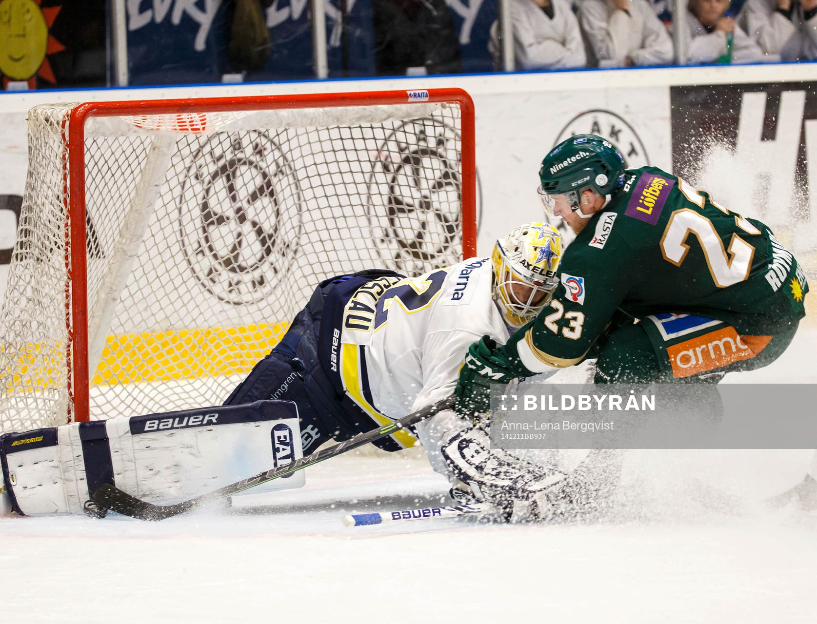 s målvakt Gustaf Wesslau  räddar