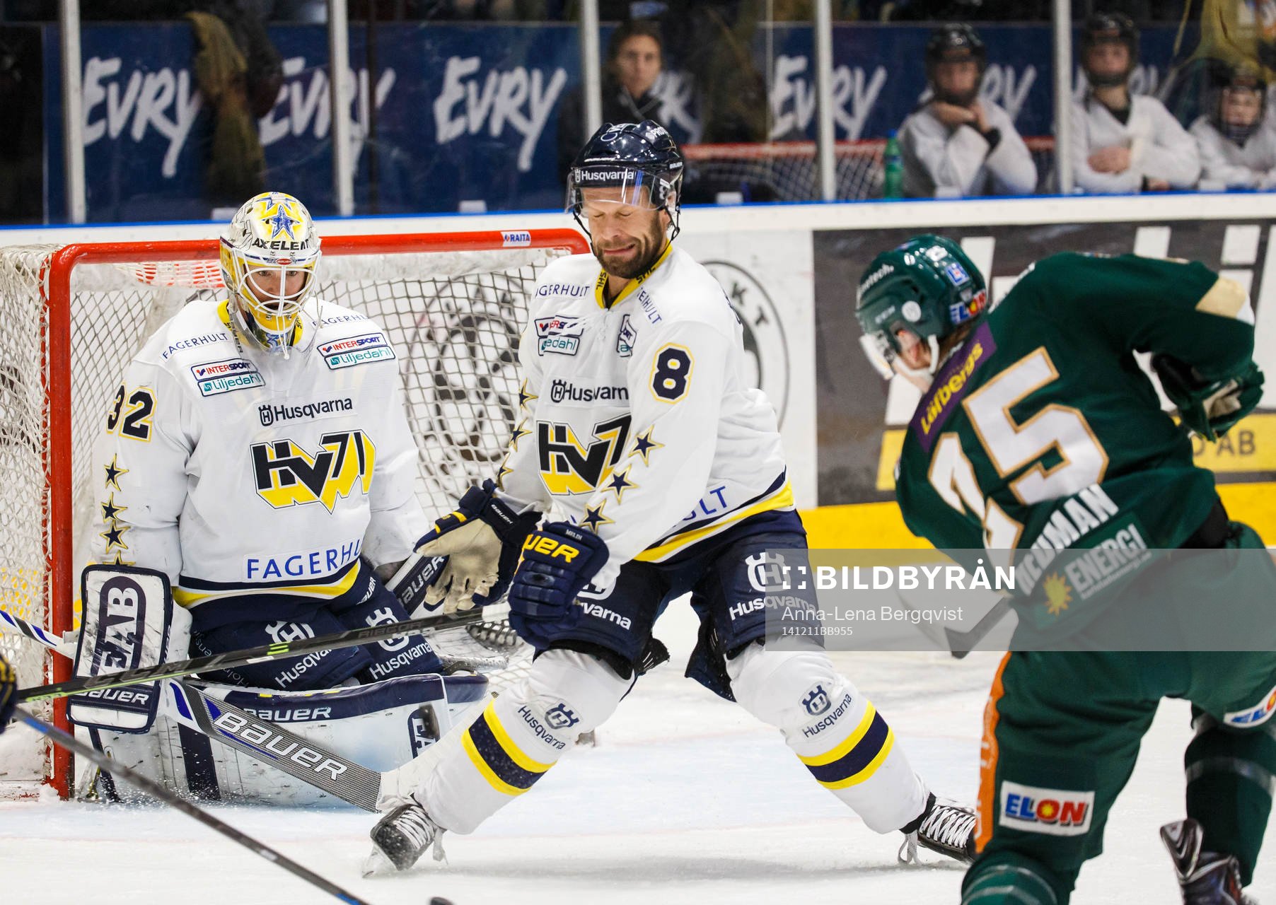 s Jere Karalahti täcker framför målvakt Gustaf Wesslau