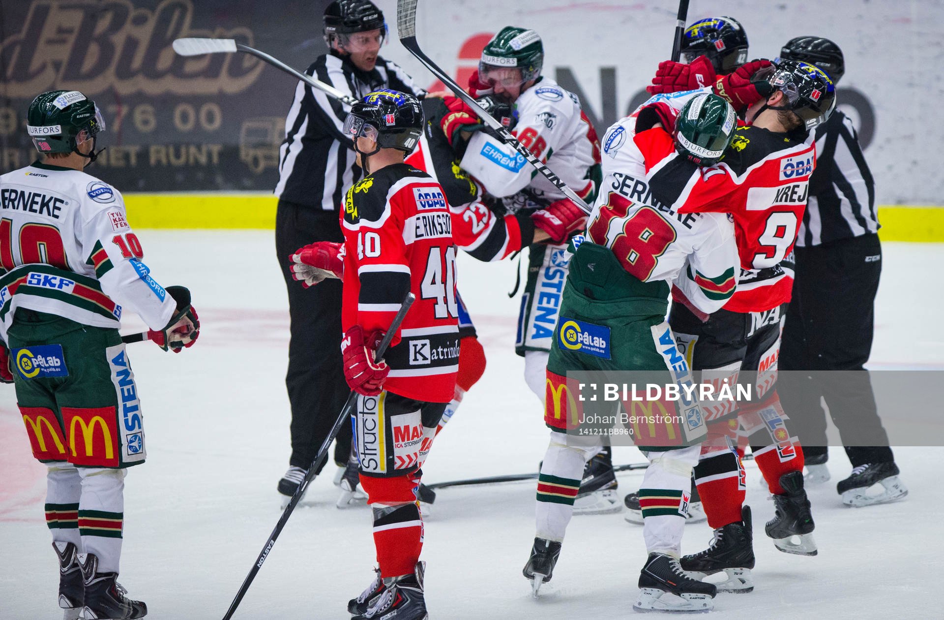 Frölundas Anton Blidh och Örebros Jakub Krejcik slåss i