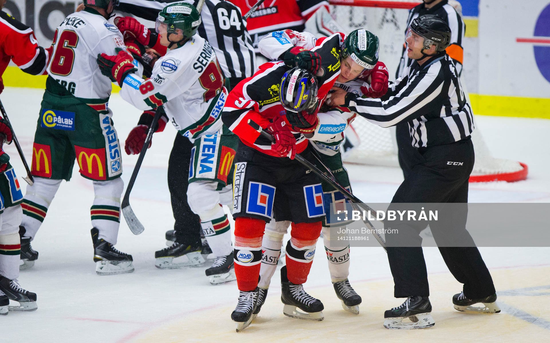 Frölundas Anton Blidh och Örebros Jakub Krejcik slåss i