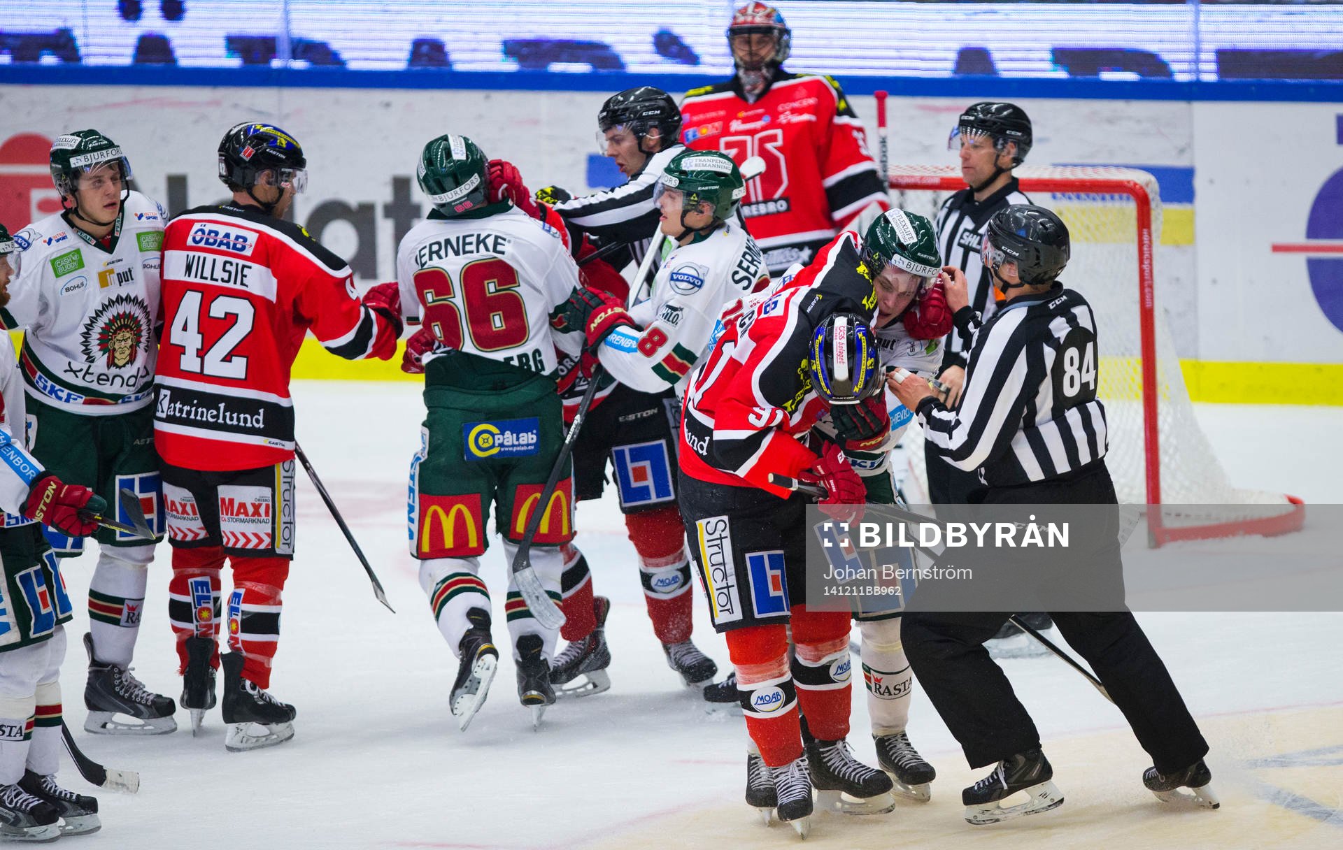 Frölundas Anton Blidh och Örebros Jakub Krejcik slåss i