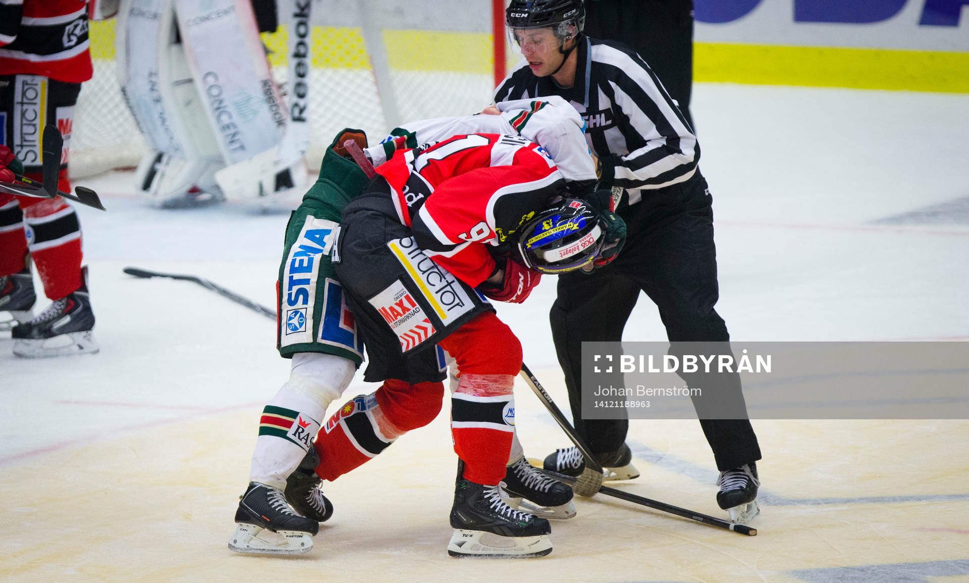 Frölundas Anton Blidh och Örebros Jakub Krejcik slåss i