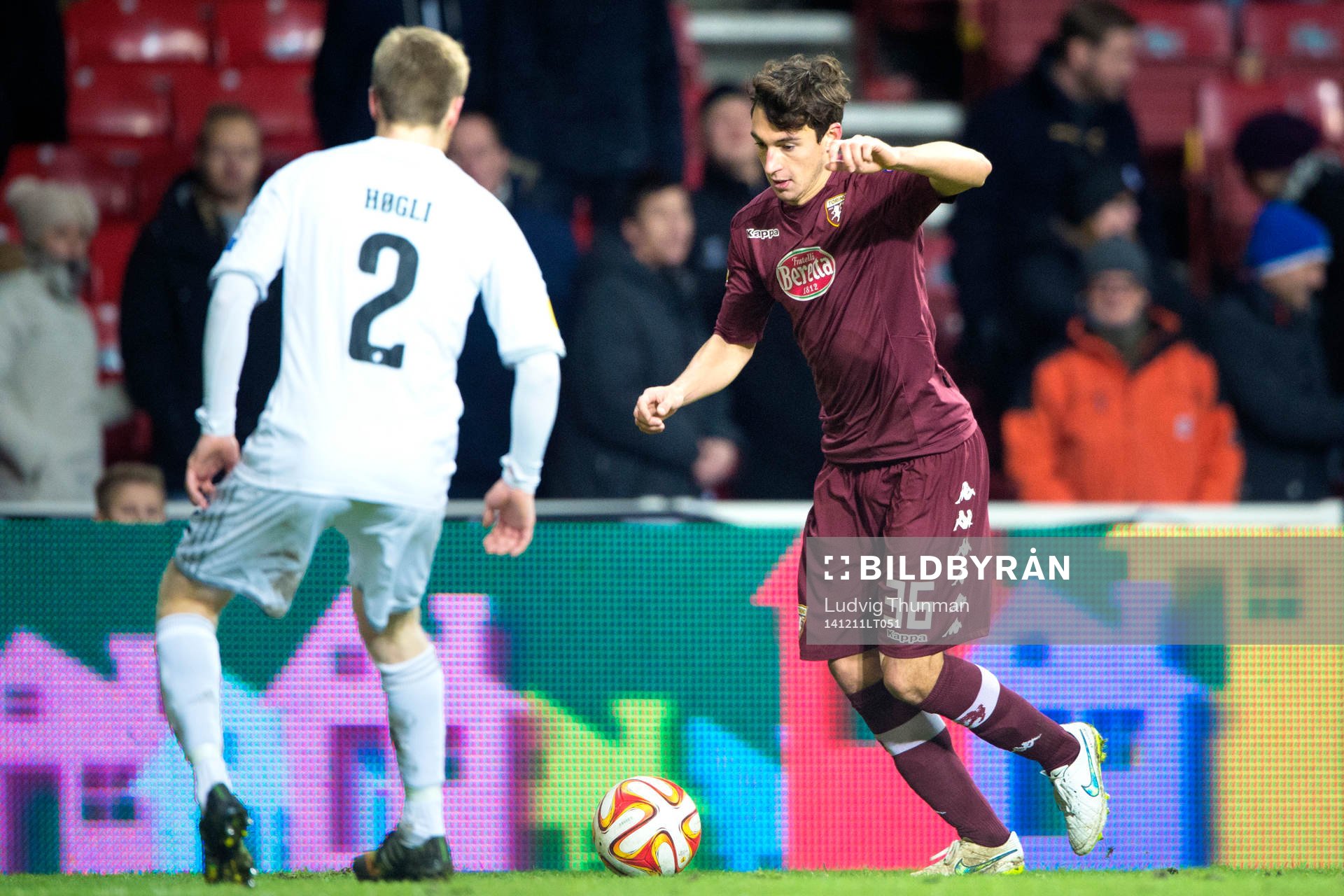 Torinos Matteo Darmian utmanar FC Köpenhamns  Tom Høgli