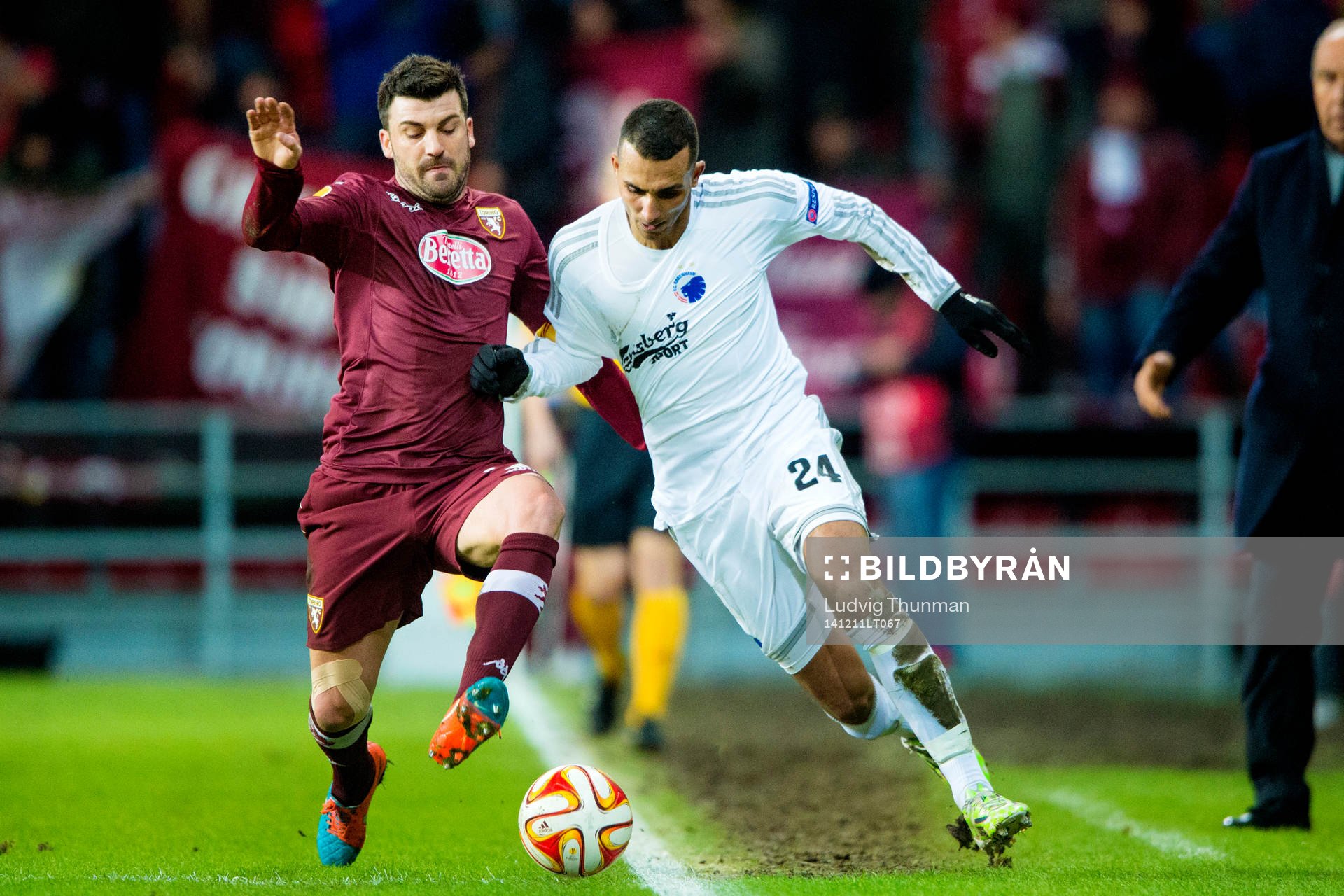 FC Köpenhamns Youssef Toutouh i kamp med Torinos Cesare Bovo under fotbollsmatchen i Europa League mellan DC Köpenhamn och Torino den 11 december 2014 i Köpenhamn.