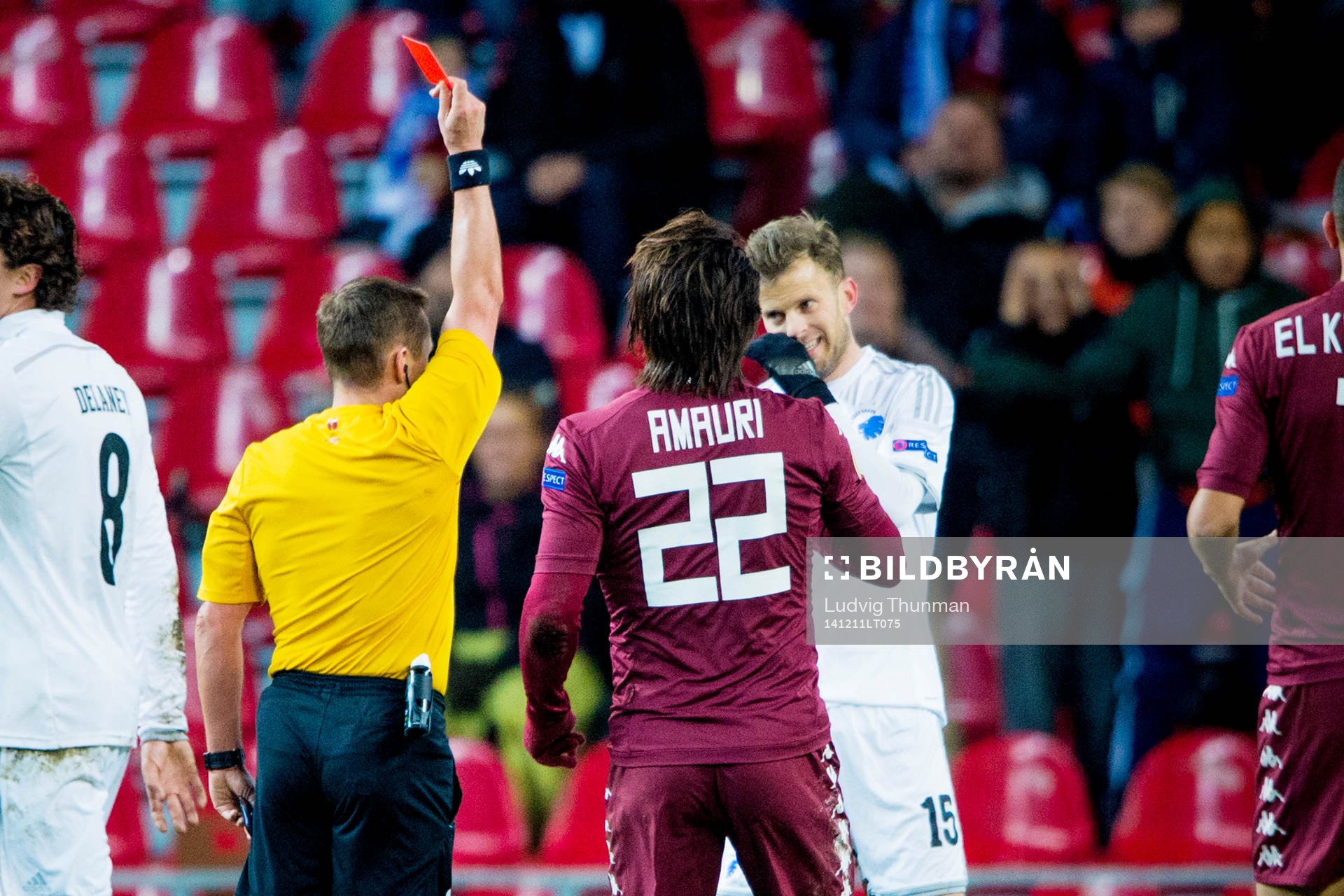 Domare Vladislav Bezborodov ger FC Köpenhamns Mikael Antonsson rött kort under fotbollsmatchen i Europa League mellan DC Köpenhamn och Torino den 11 december 2014 i Köpenhamn.