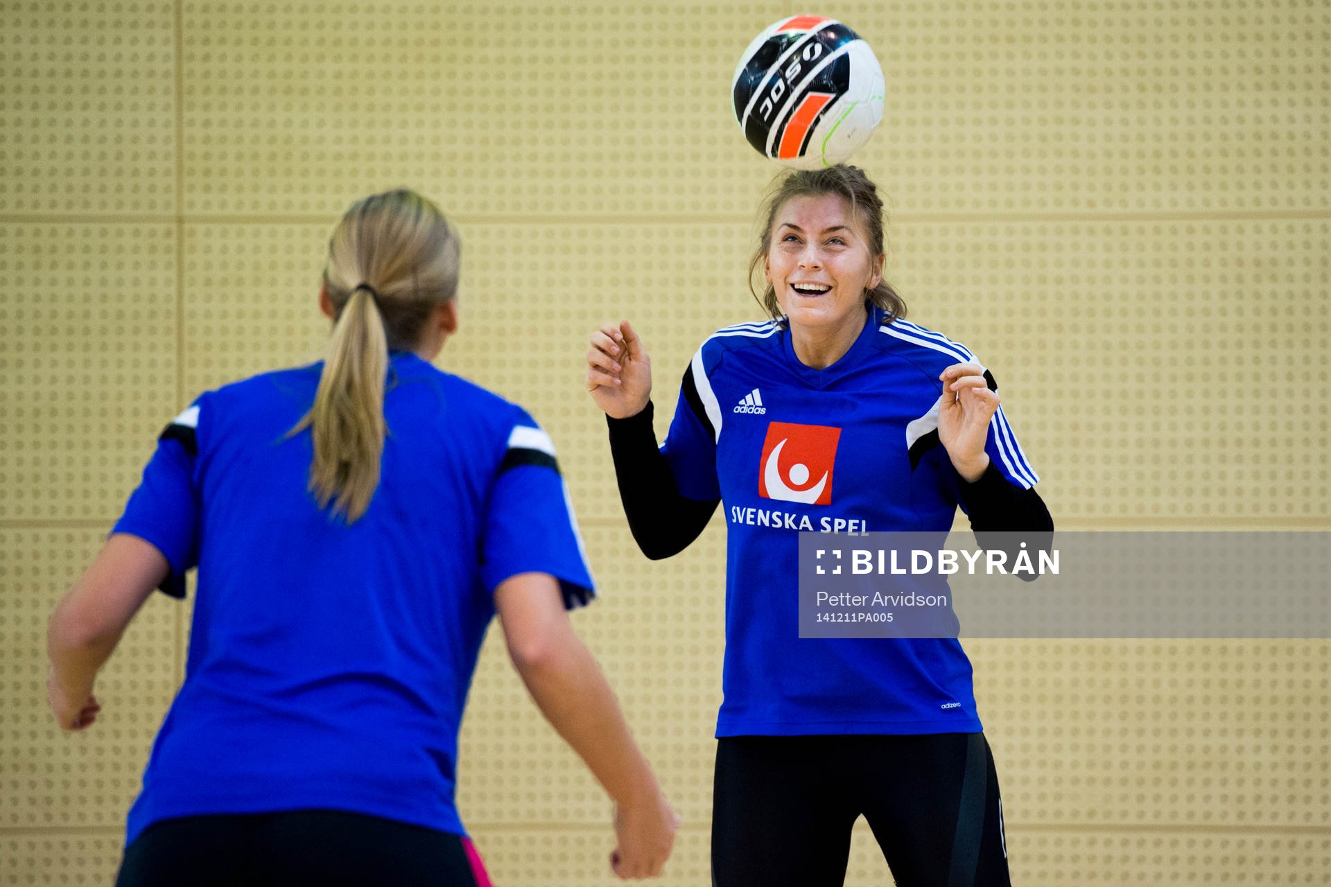 Sveriges Isabelle Gulldén och målvakt Johanna Bundsen