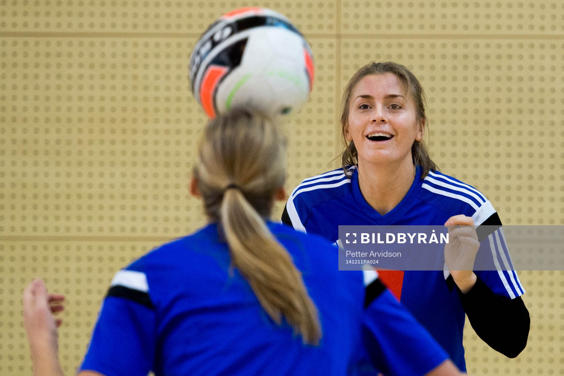 Sveriges Isabelle Gulldén och målvakt Johanna Bundsen