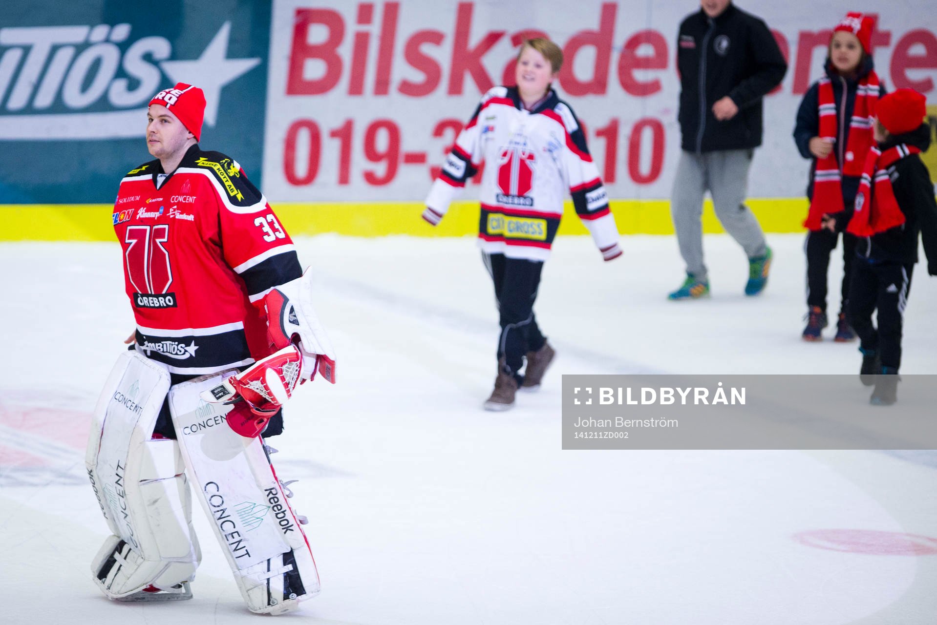 Örebros målvakt Julius Hudacek tar ut flera ungdomar på