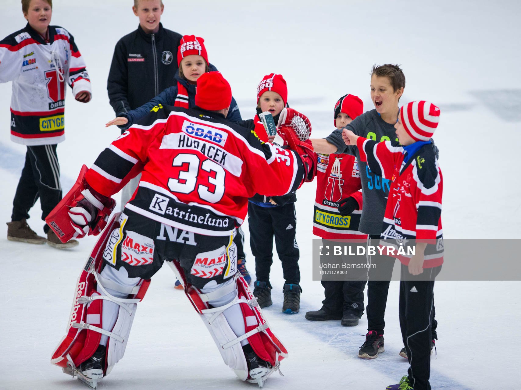 Örebros målvakt Julius Hudacek tar ut flera ungdomar på