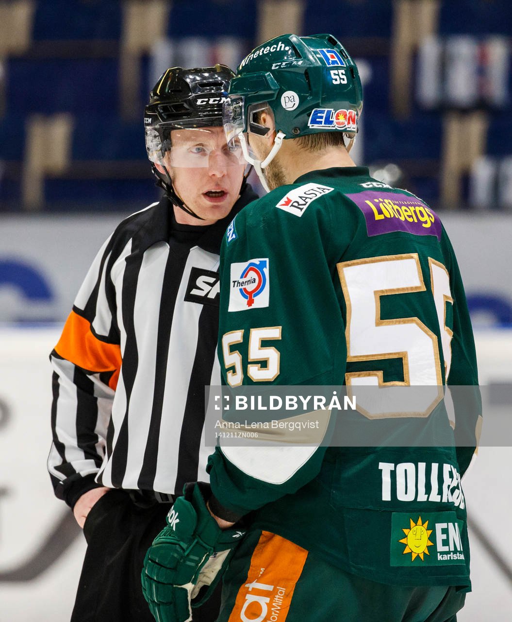 Färjestads Ole-Kristian Tollefsen samtalar med domare