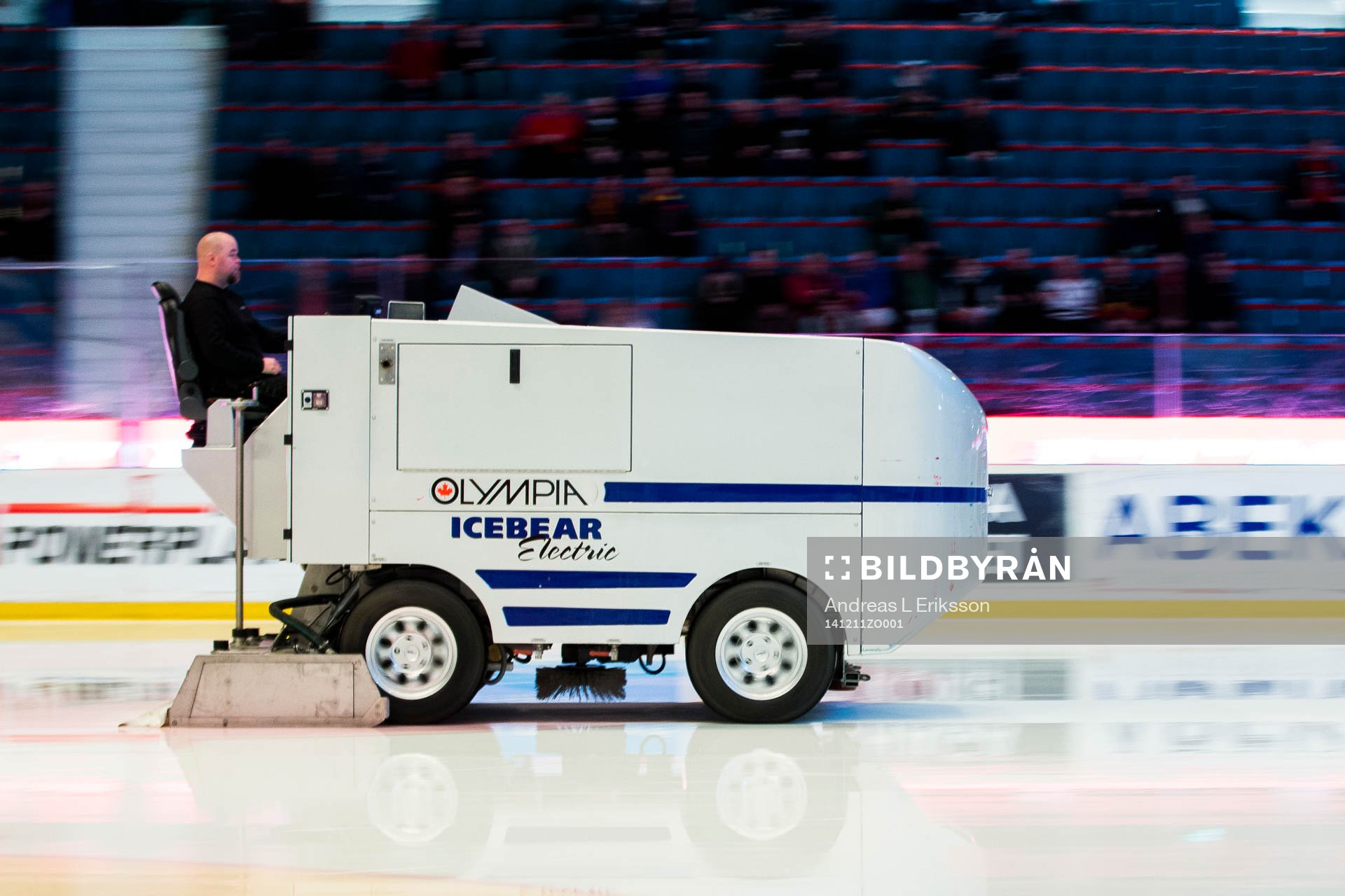 En ismaskin spolar isen innan ishockeymatchen i SHL mellan