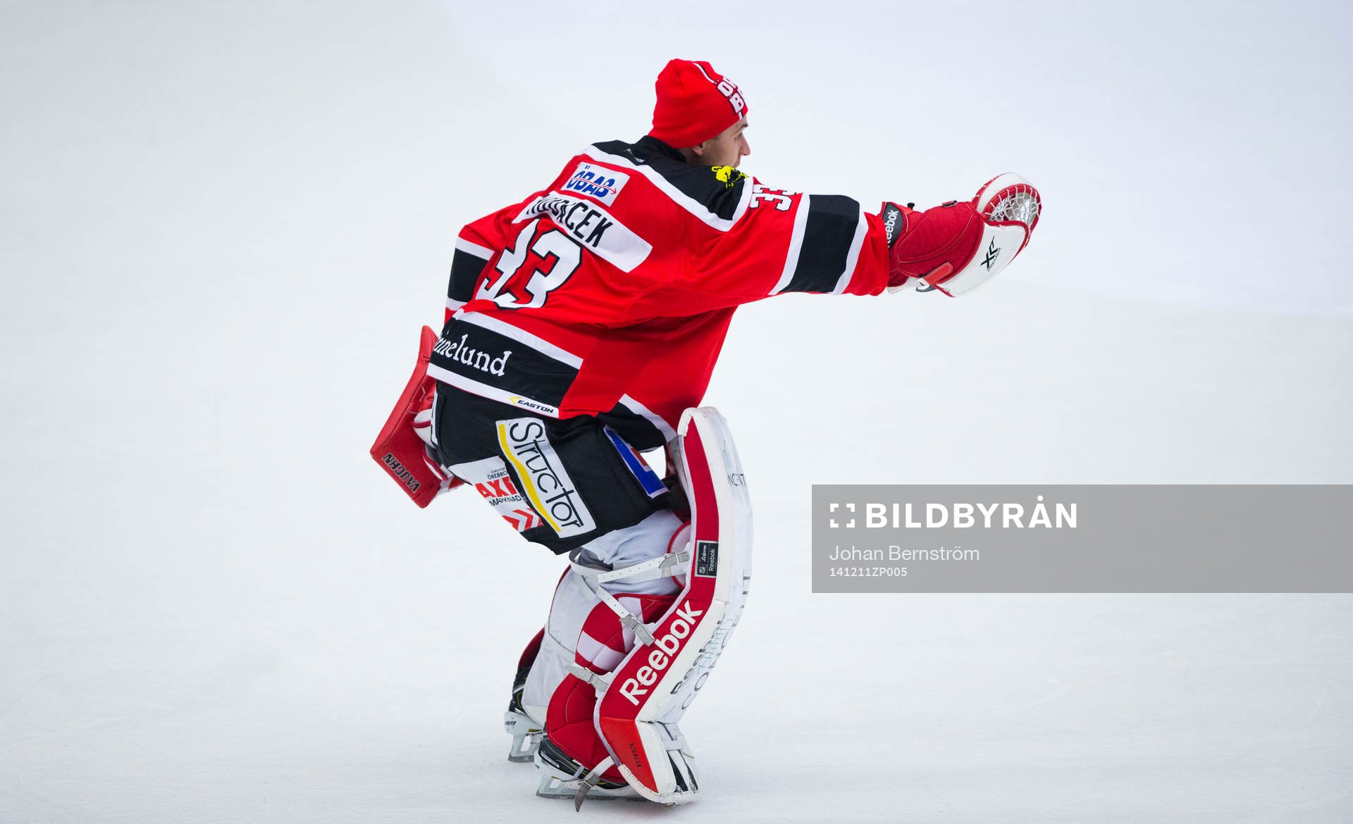 Örebros målvakt Julius Hudacek tar ut flera ungdomar på