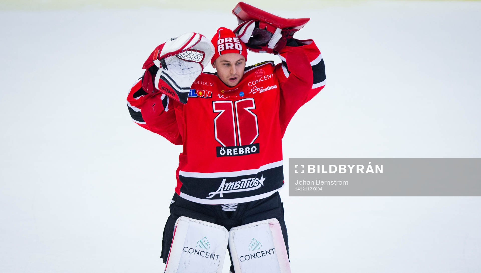 Örebros målvakt Julius Hudacek tar ut flera ungdomar på