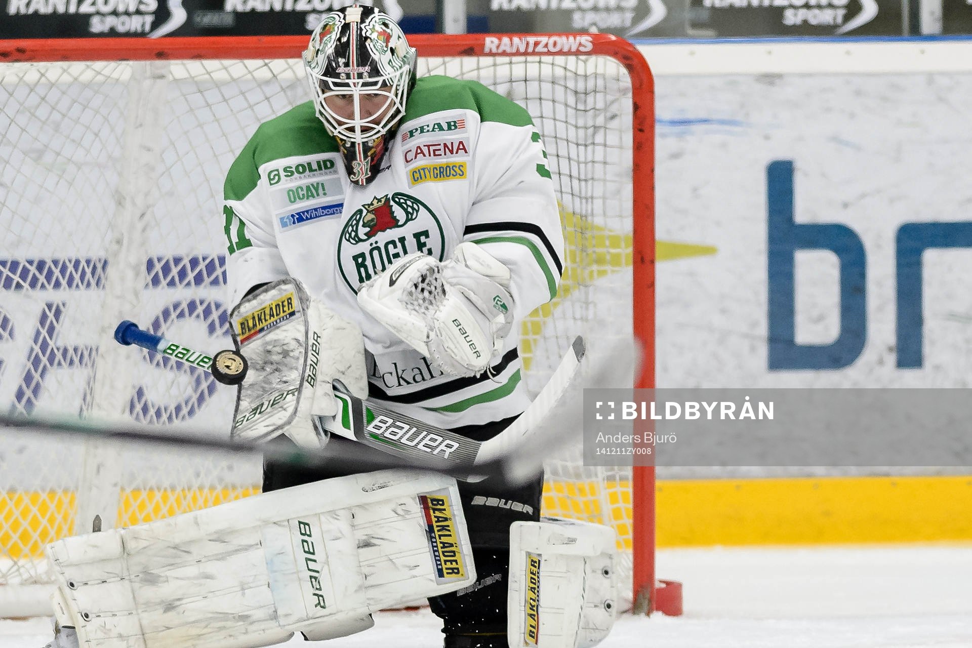 Rögles målvakt Lars Volden räddar