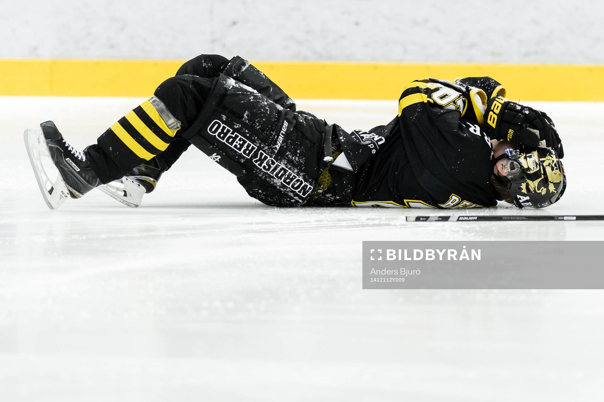 s Christopher Bengtsson blir liggande