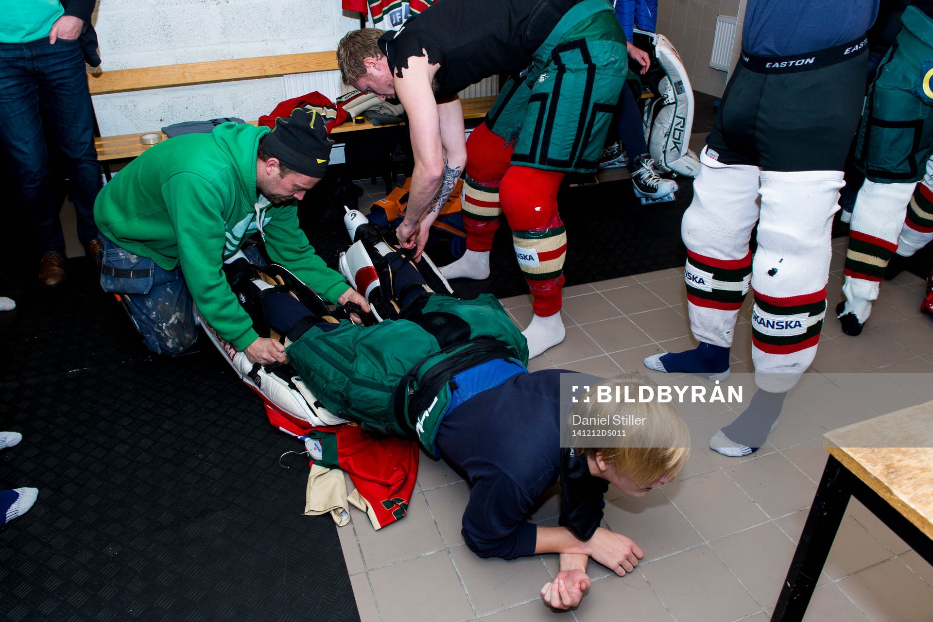 Målvakt Marcus Sandberg hjälper Billy Nordström infö en