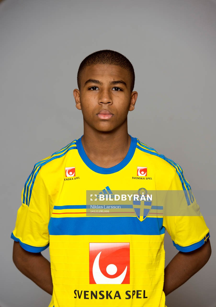 Nebiyou Perry, Sverige poserar för ett porträtt under en porträttfotografering den 18 december 2014 i Stockholm.