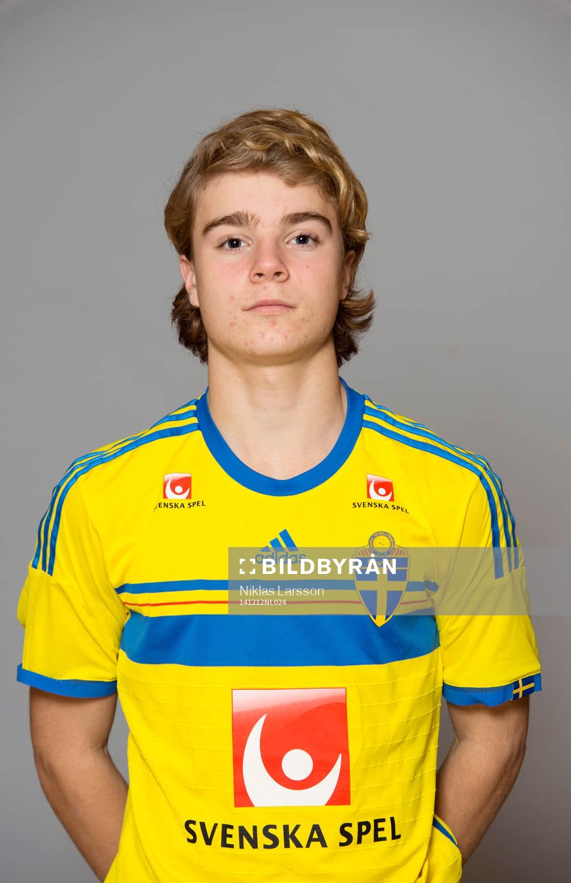 Victor Olofsson, Sverige poserar för ett porträtt under en porträttfotografering den 18 december 2014 i Stockholm.