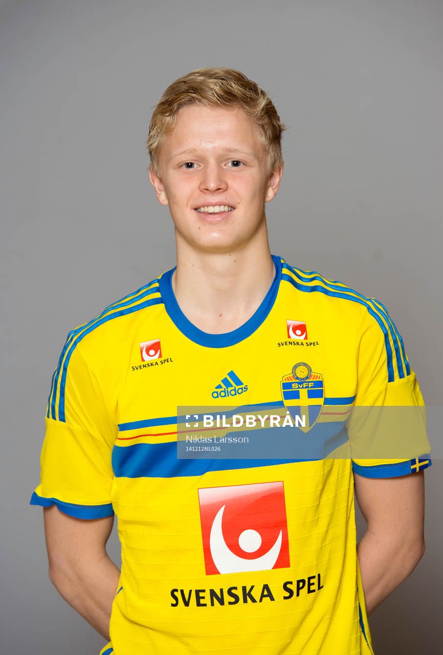 Linus Brunzell, Sverige poserar för ett porträtt under en porträttfotografering den 18 december 2014 i Stockholm.