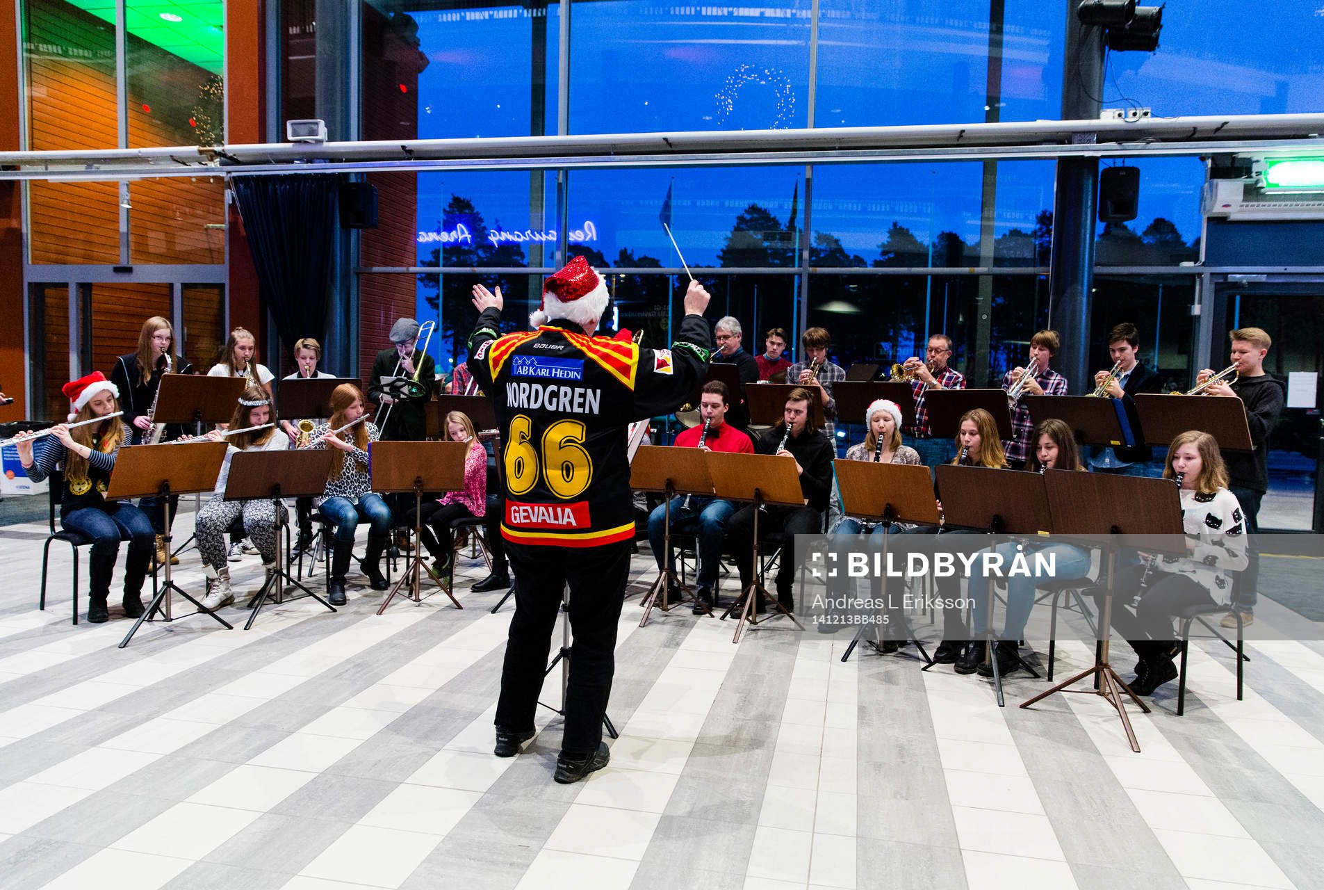 En orkester spelar julmusik i publikområdet av Gavlerinken