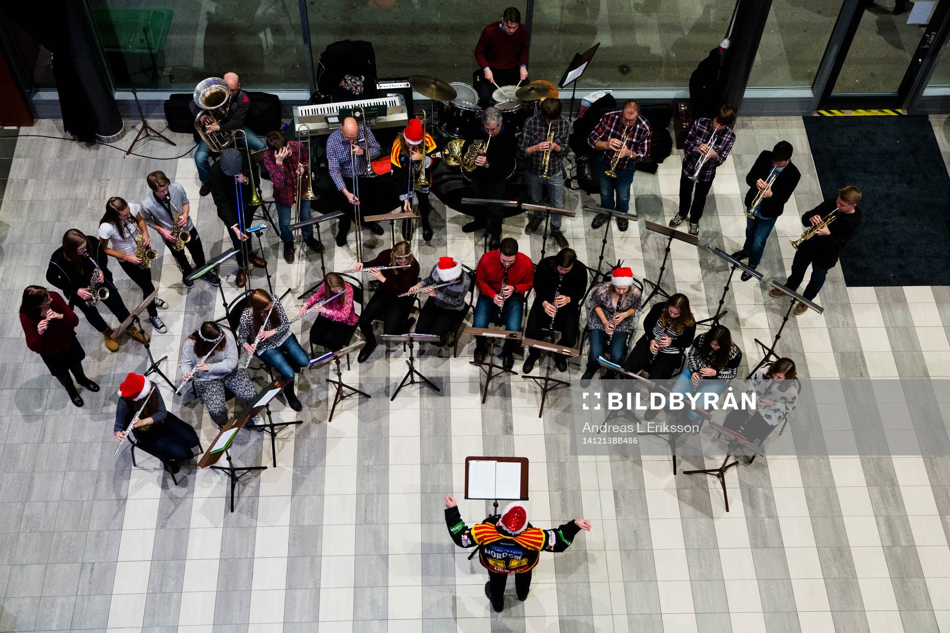 En orkester spelar julmusik i publikområdet av Gavlerinken