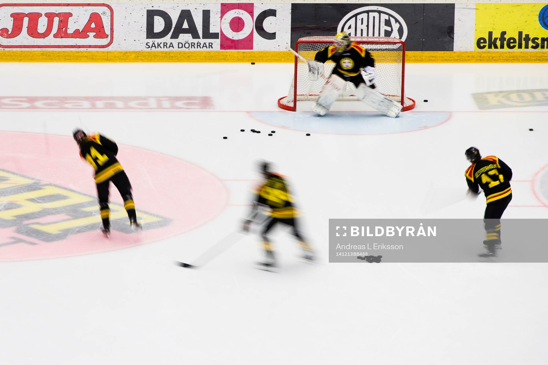 Brynäs spelare värmer upp innan ishockeymatchen i SHL