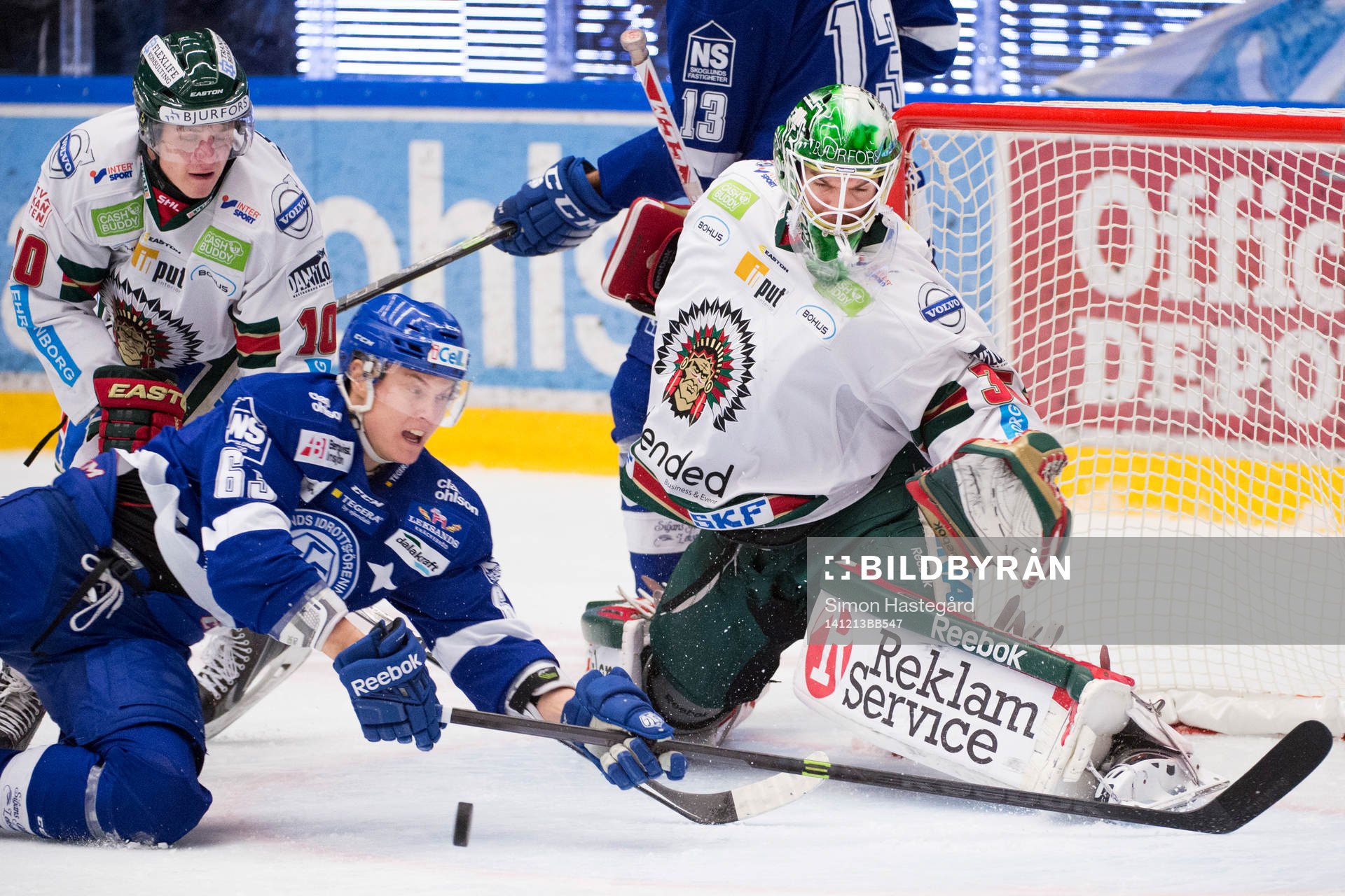 Leksands Fredrik Händemark faller framför Mattias Janmark