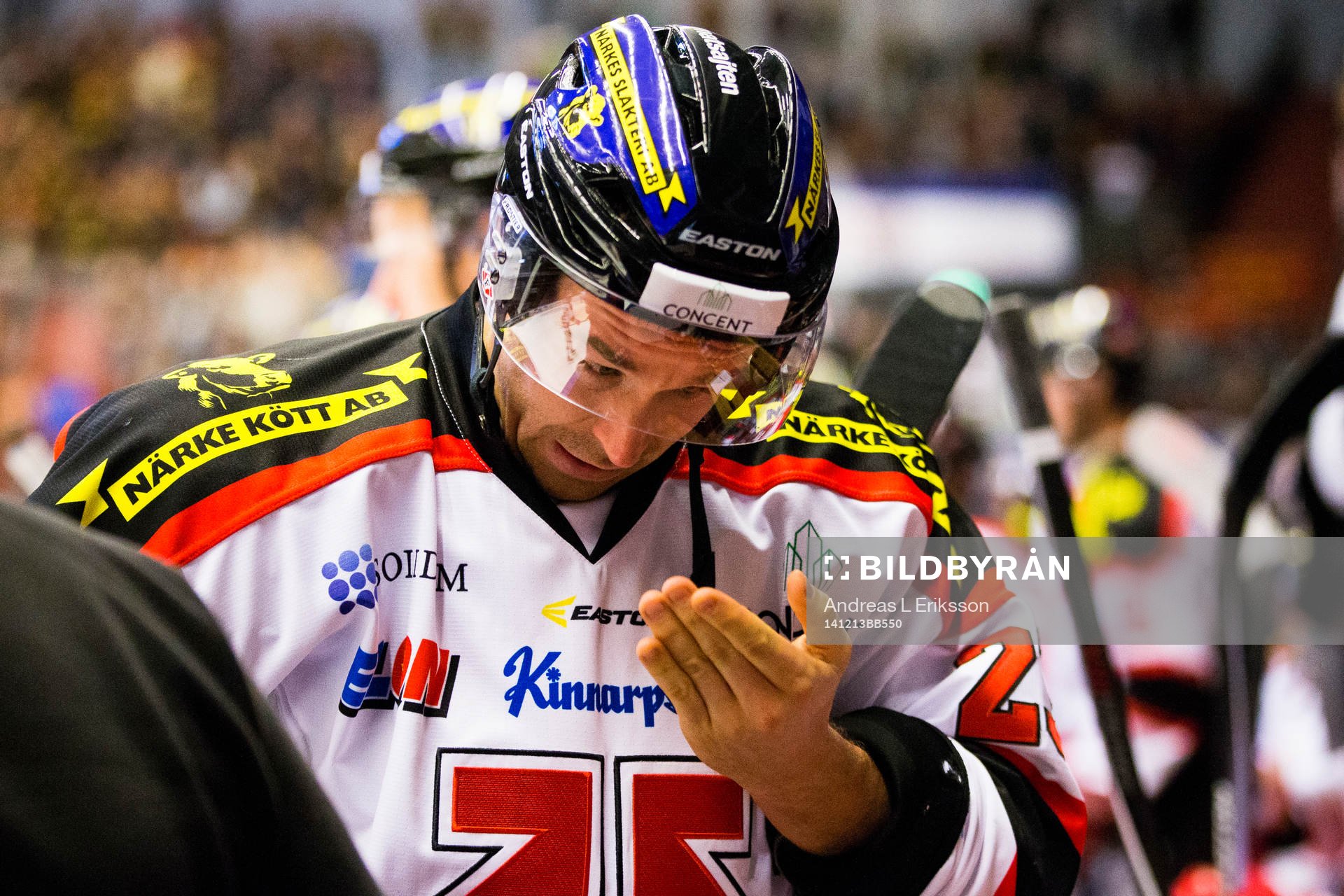 Örebros Tomas Skogs tar sig för ansiktet