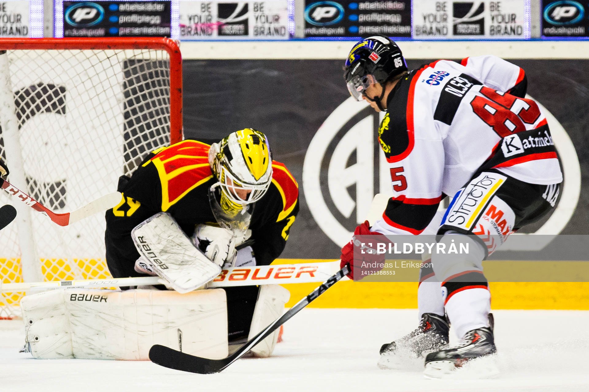 Brynäs målvakt Bernhard Starkbaum blockerar pucken