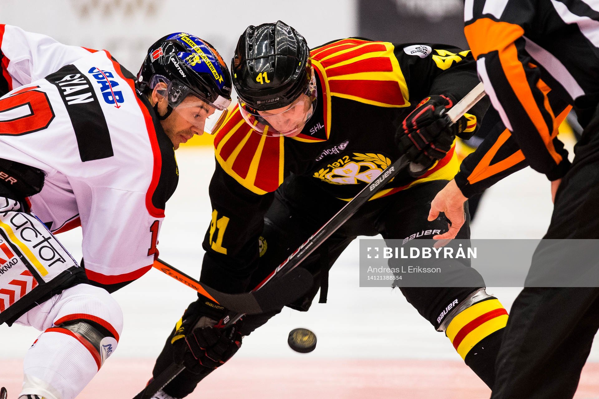 Örebros Derek Ryan tekar mot Brynäs Greg Scott