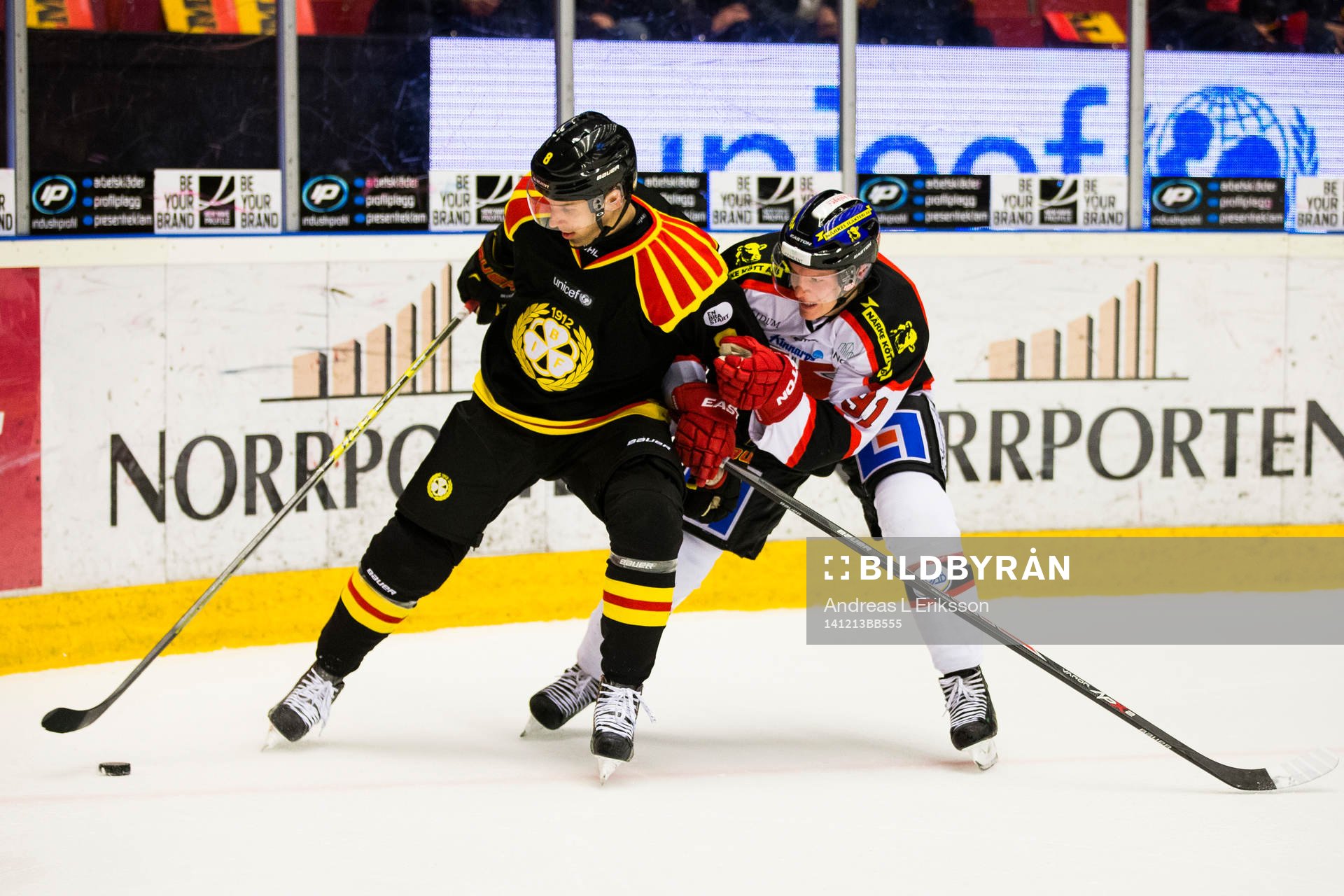 Brynäs Lukas Kilström håller undan för Örebros Jakub