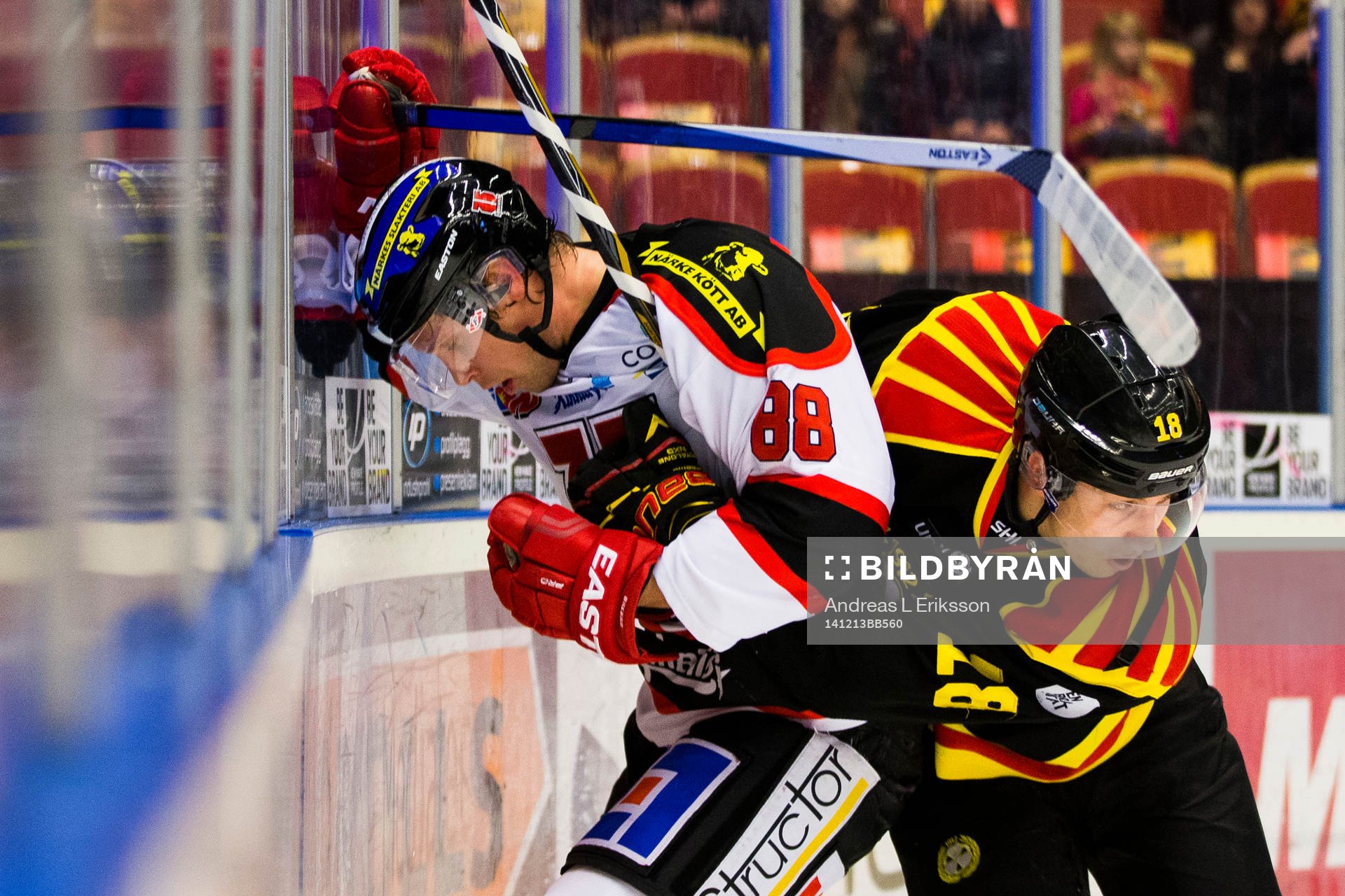 Örebros Viktor Ekbom och Brynäs Anton Rödin i kamp om