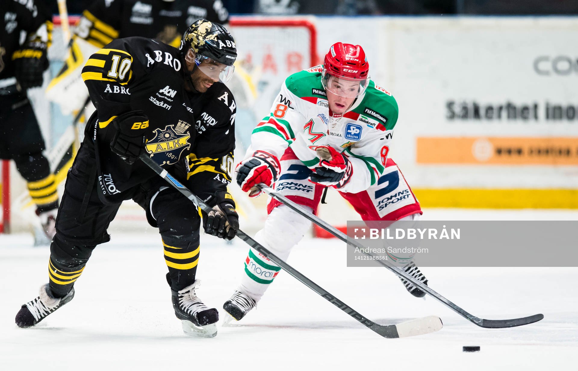 s Yared Hagos i kamp om pucken med Moras Robin Johansson