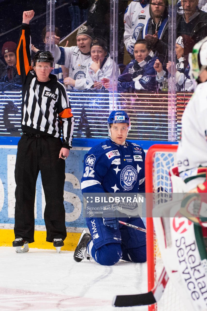 Domaren Mikael Holm blåser utvisning