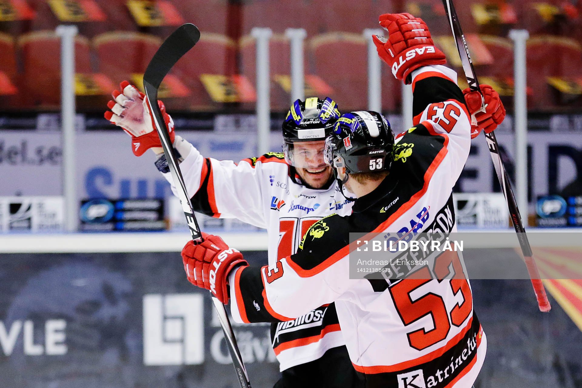 Örebros Johan Wiklander (tv) gör 1-0 och jublar med