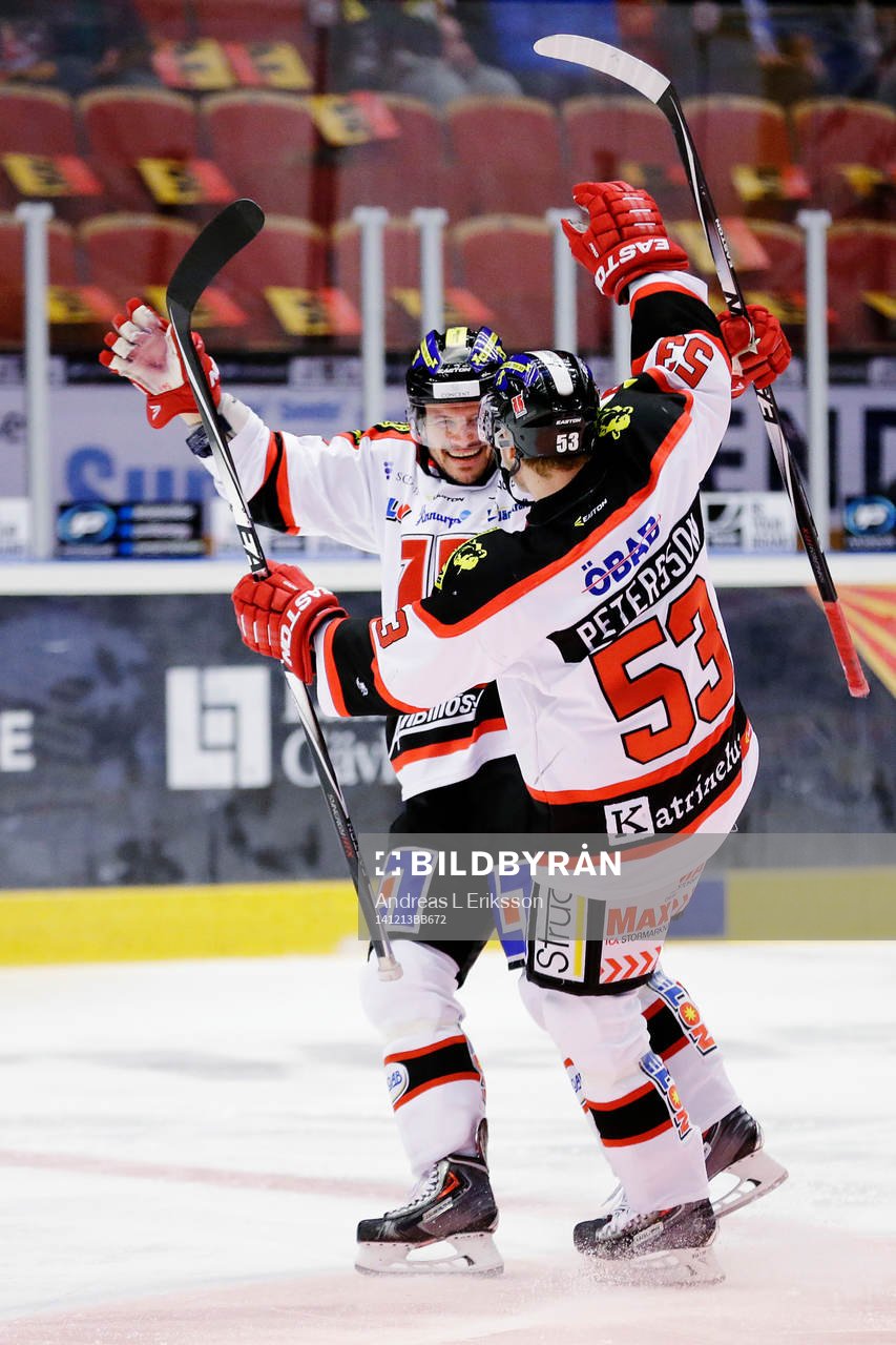 Örebros Johan Wiklander (tv) gör 1-0 och jublar med