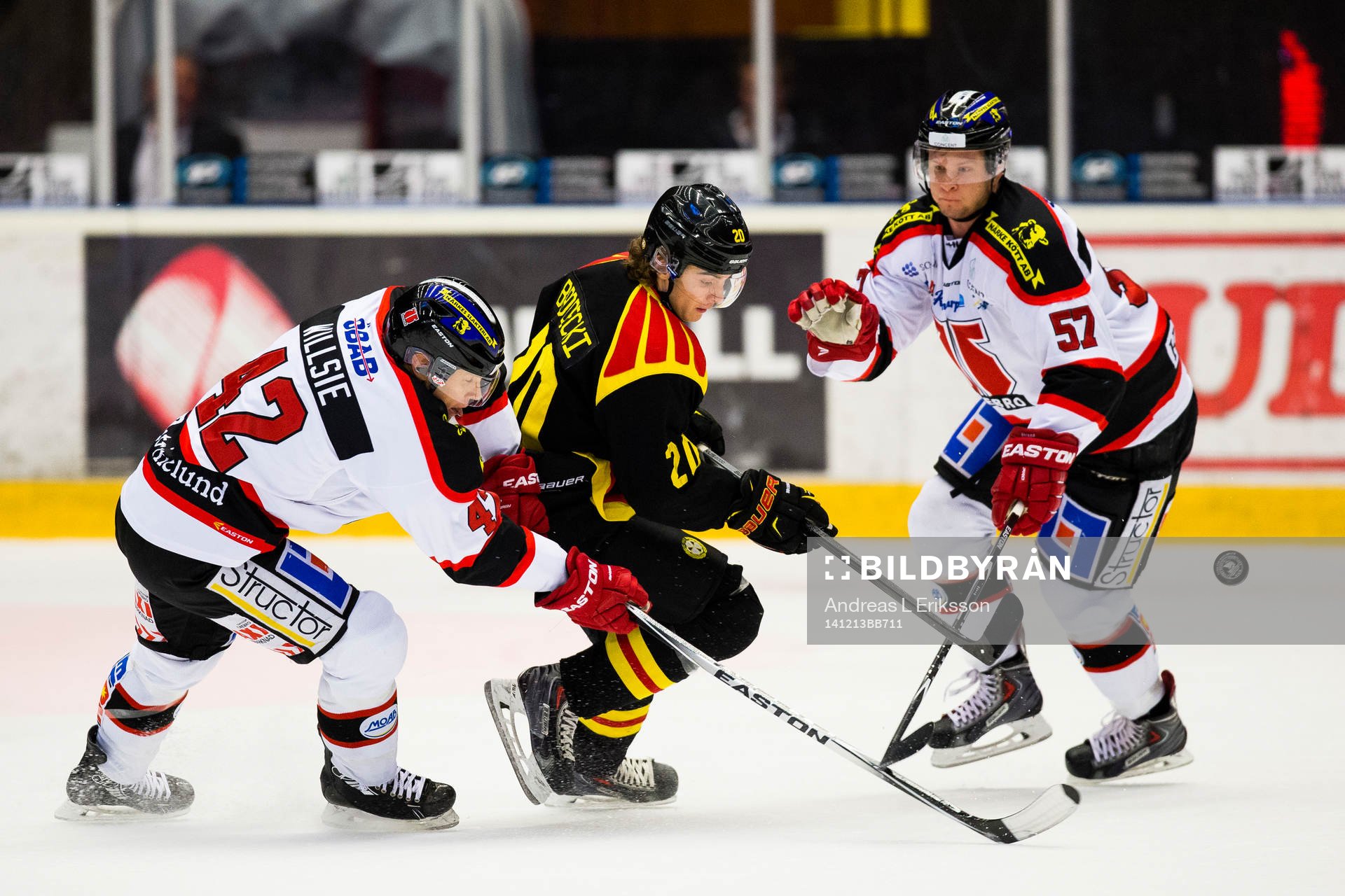 Örebros Brian Willsie (v) och Johan Motin (h) i kamp om
