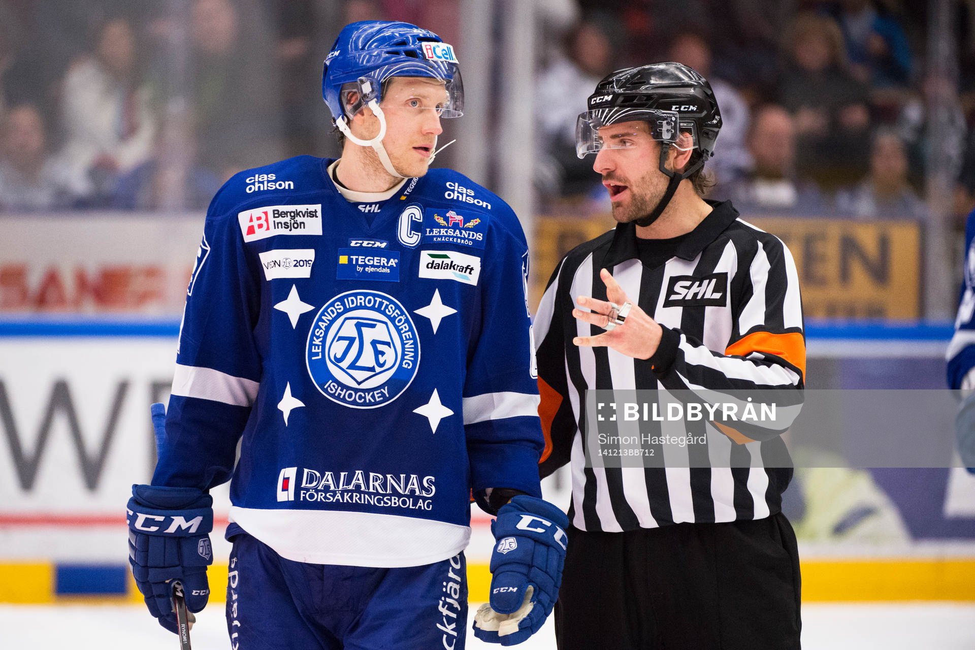 Leksands Johan Ryno i samtal med domaren Mikael Sjöqvist
