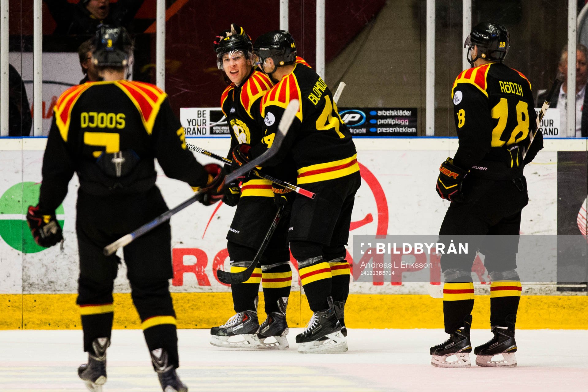 Brynäs Greg Scott kvitterar till 2-2 och gratuleras av