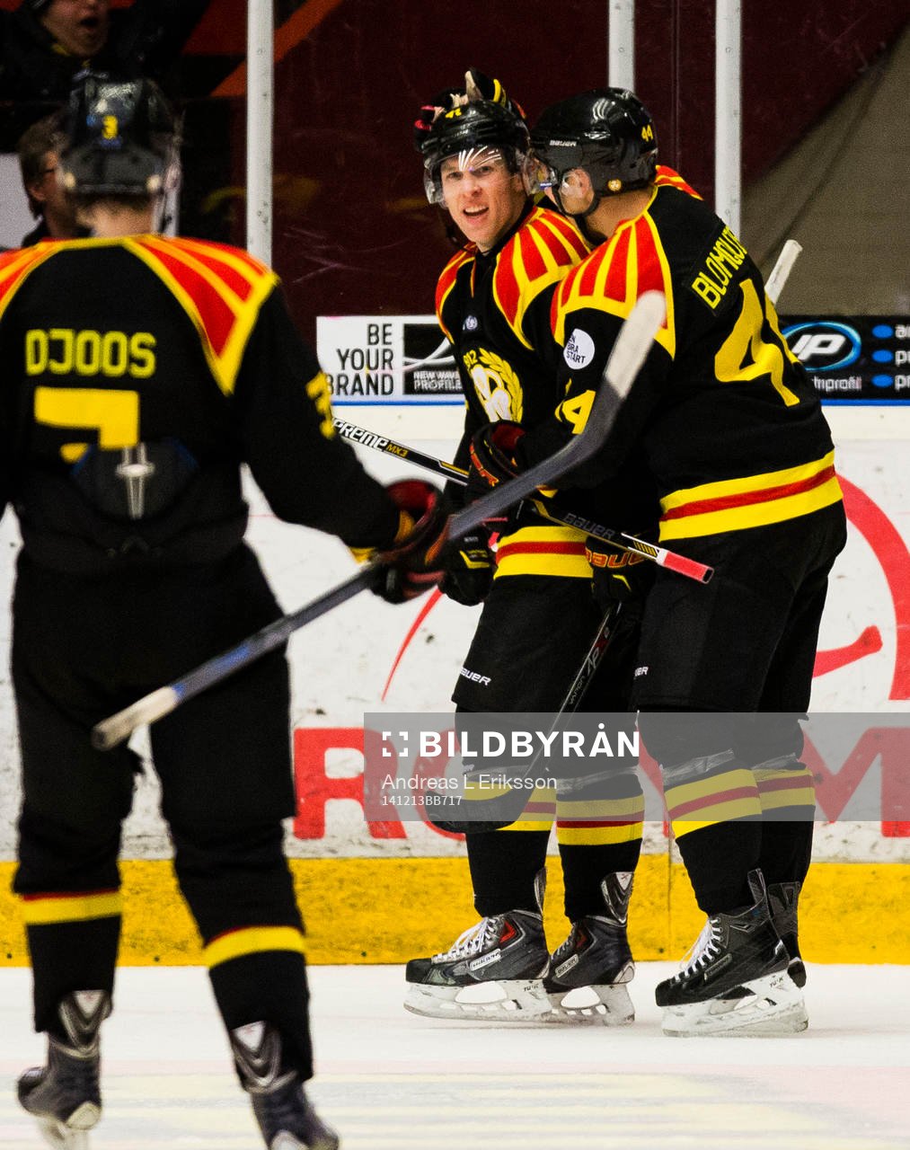 Brynäs Greg Scott kvitterar till 2-2 och gratuleras av