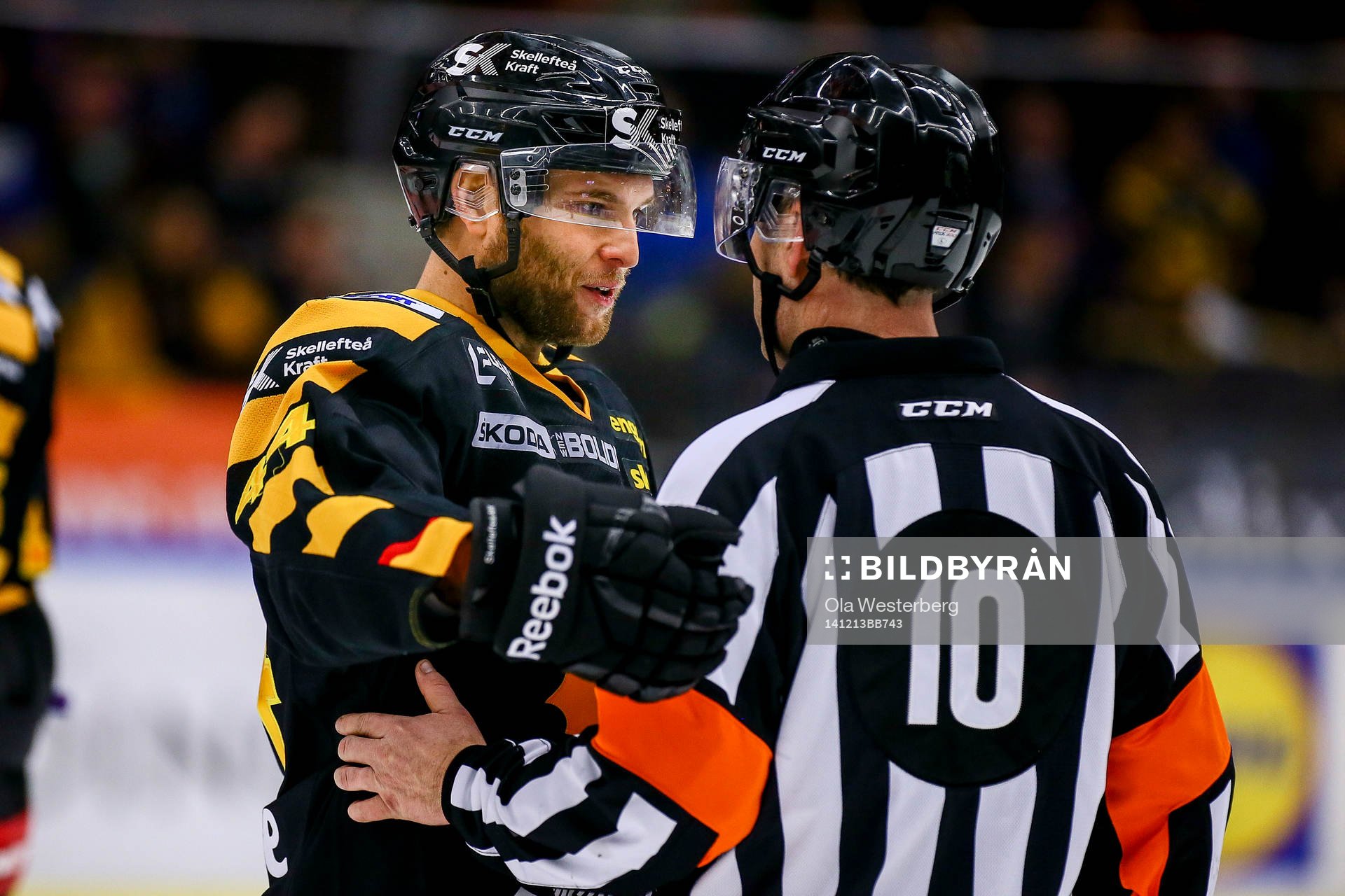 Skellefteås Rob Schremp i samtal med Domare Thomas