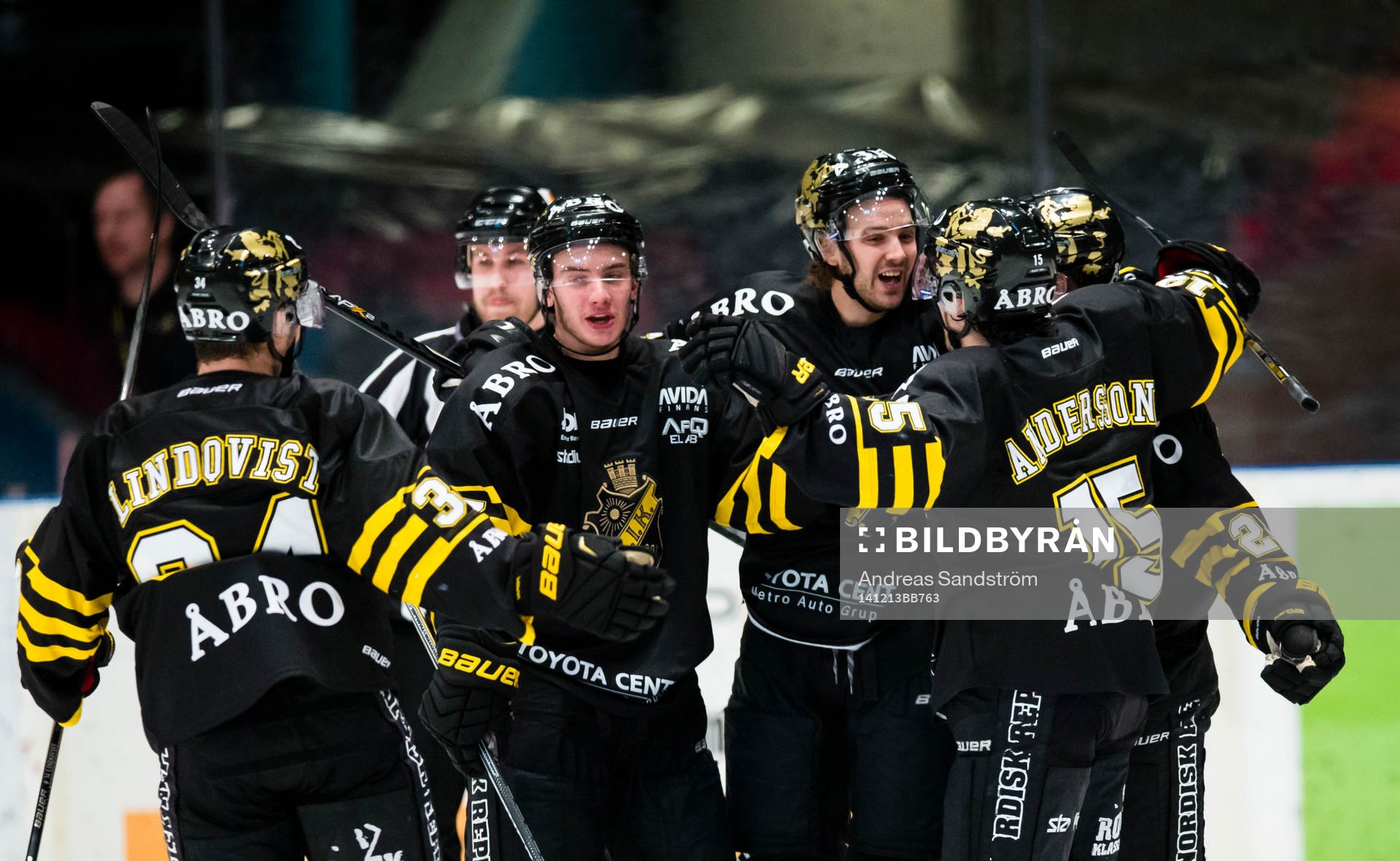 s Johan Andersson (h) gör 3-0 och gratuleras av lagkamrater