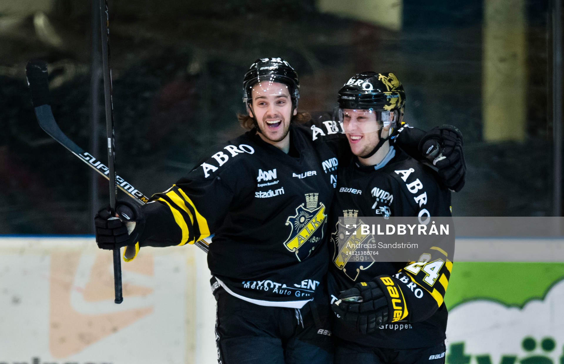 s Johan Andersson (h) gör 3-0 och gratuleras av Joakim