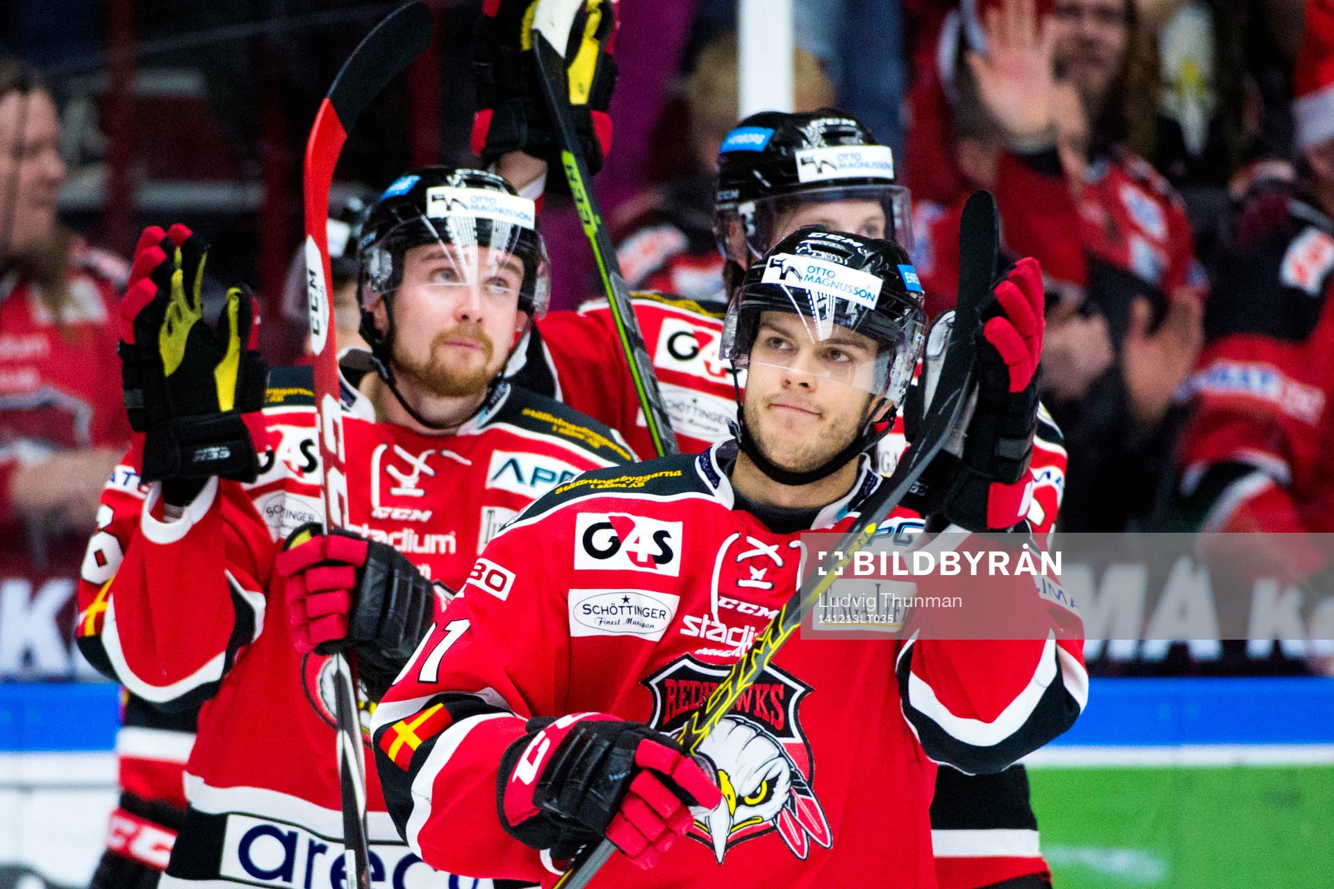 Malmö Redhawks Joey Tenute (th) tackar publiken