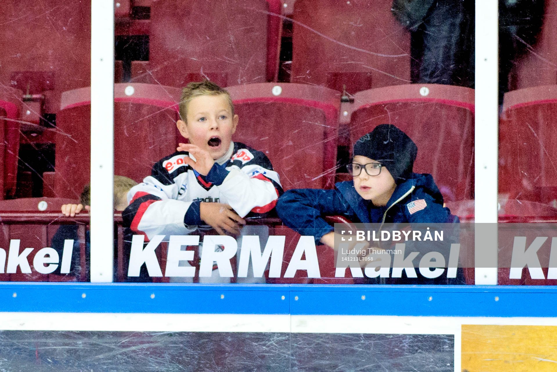 Två unga supportrar