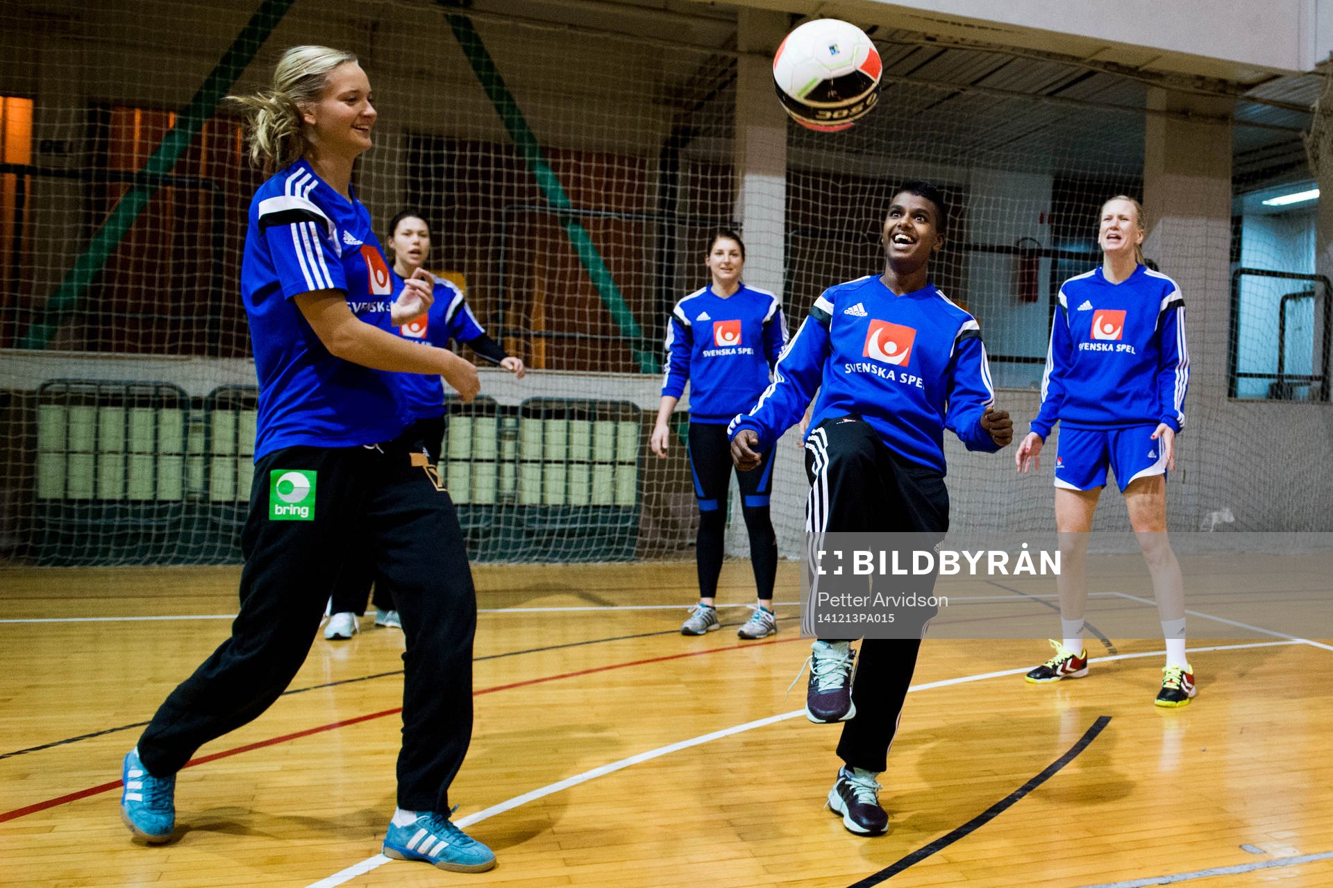 Sveriges Louise Sand (m) spelar fotboll med målvakterna