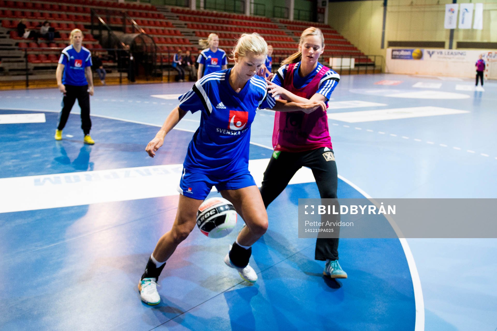 Sveriges Ulrika Ågren och målvakt Johanna Bundsen spelar